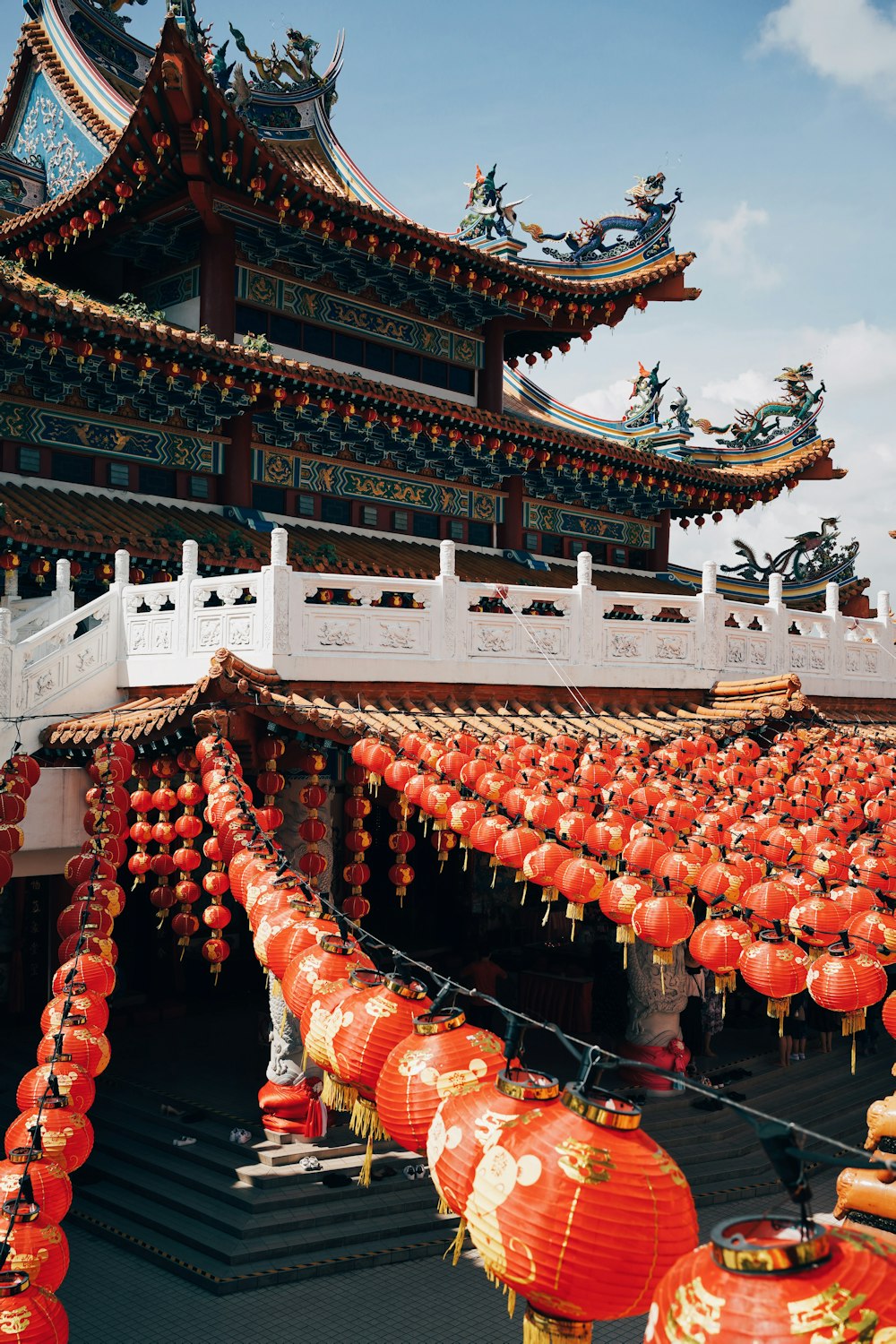 weißer und brauner Tempel mit orangefarbenen chinesischen Laternen