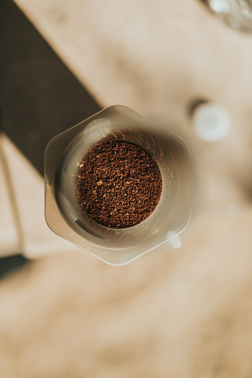 Café negro en taza de vidrio transparente