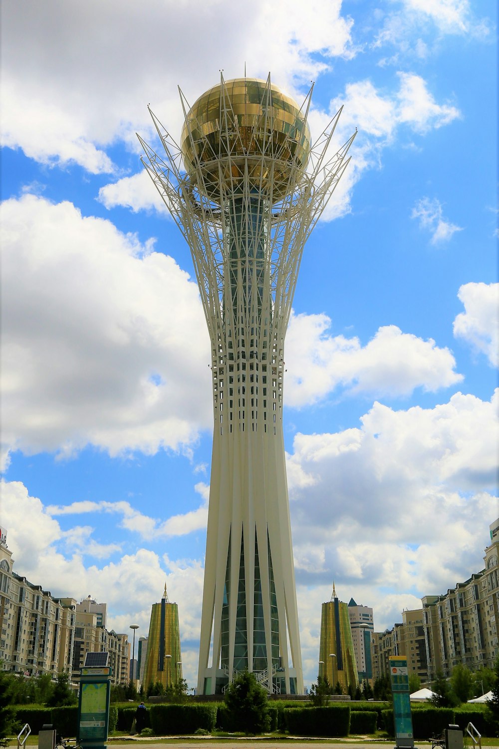 昼間の青空に白いコンクリートの建物