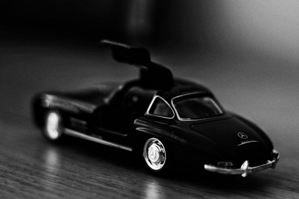 Porsche 911 noire sur parquet