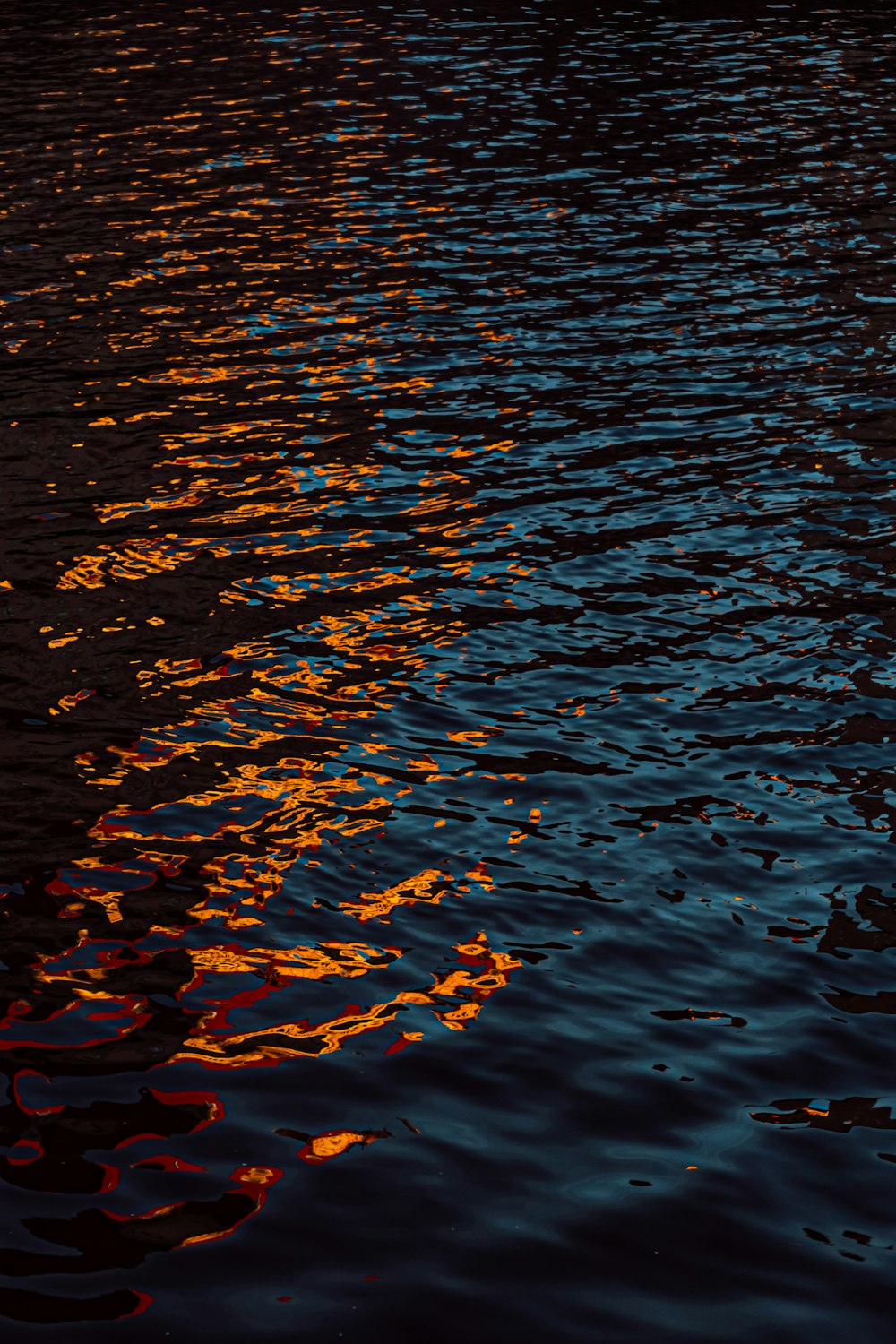 specchio d'acqua durante il giorno