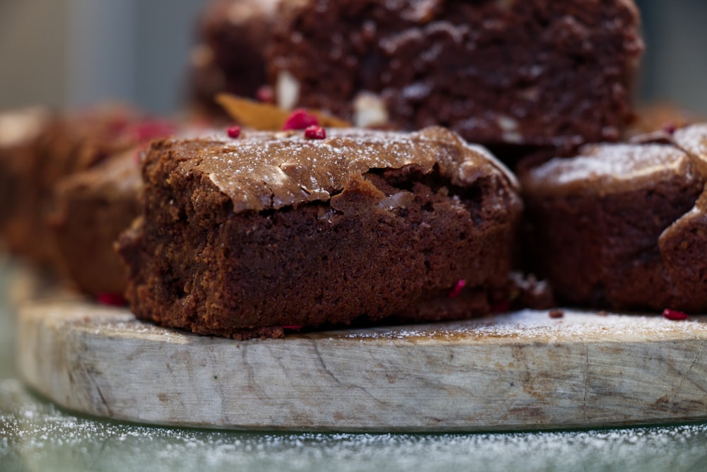 Schwarzbrot auf braunem Holztisch