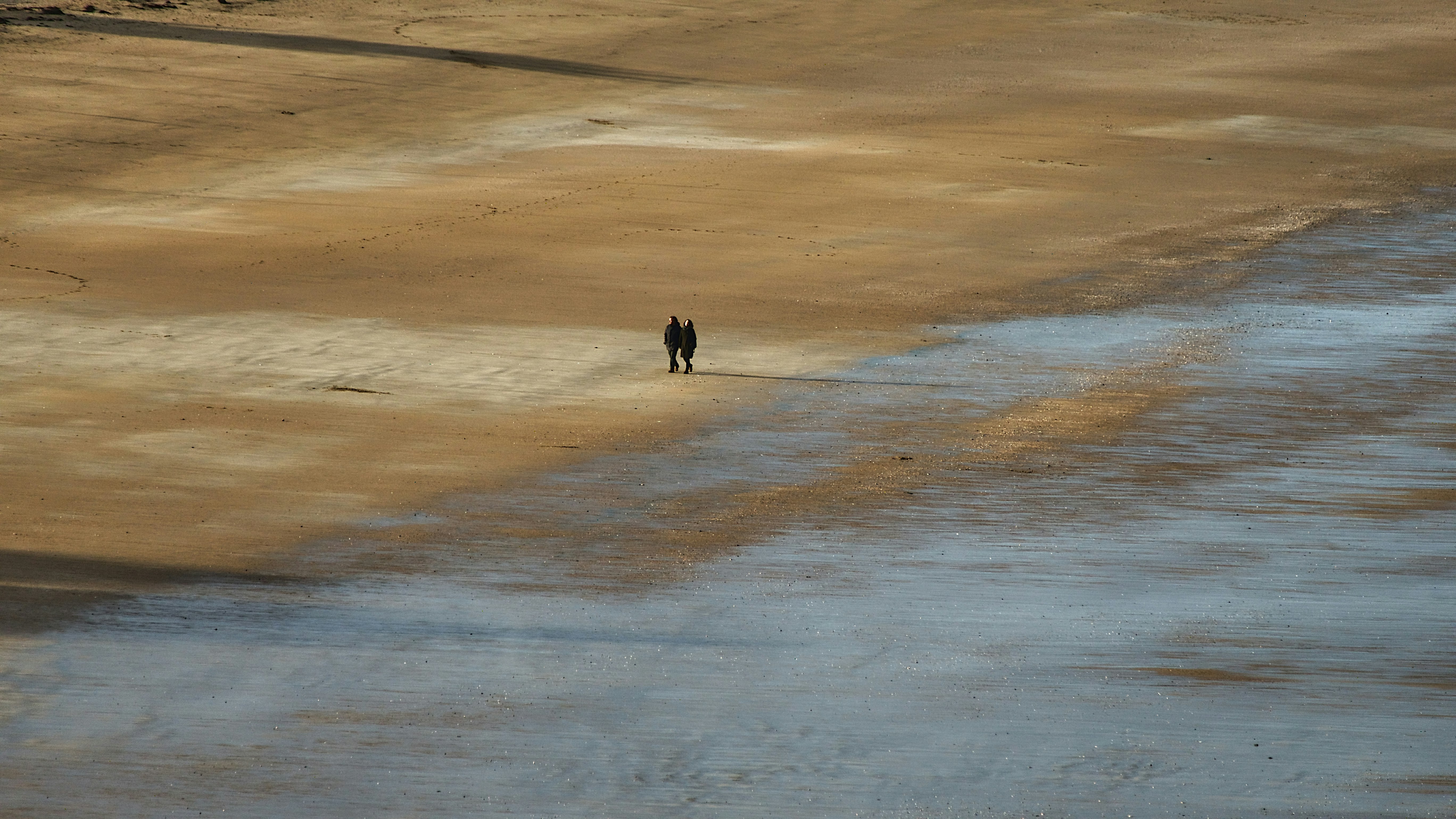 Balade romantique sur la plage.
