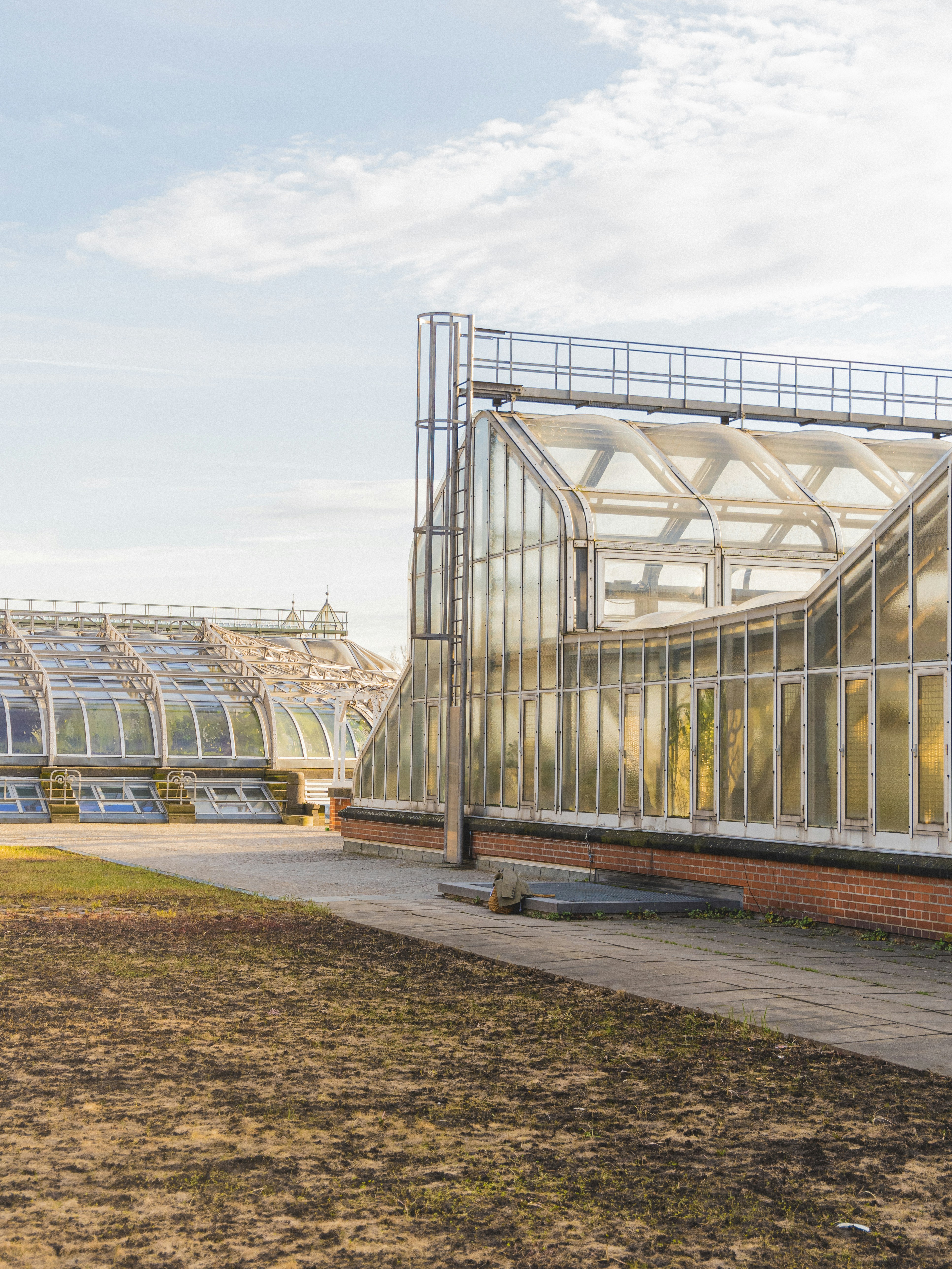 Foto Edificio de metal blanco durante el día Imagen Unter den Eichen