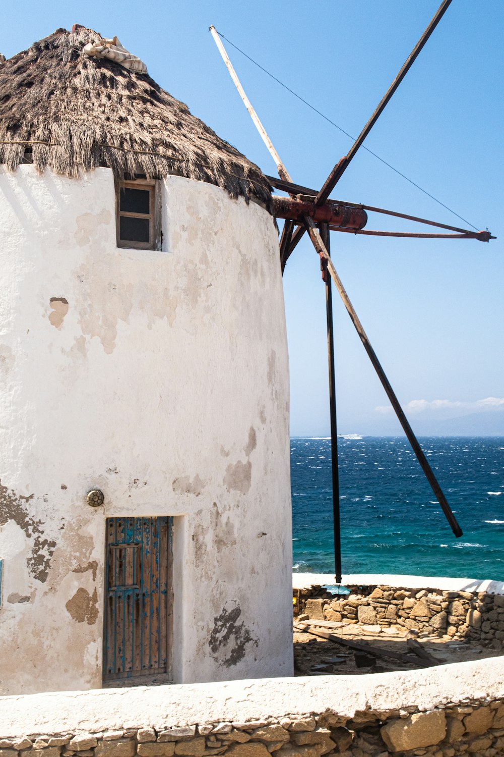 casa in cemento bianco vicino allo specchio d'acqua durante il giorno