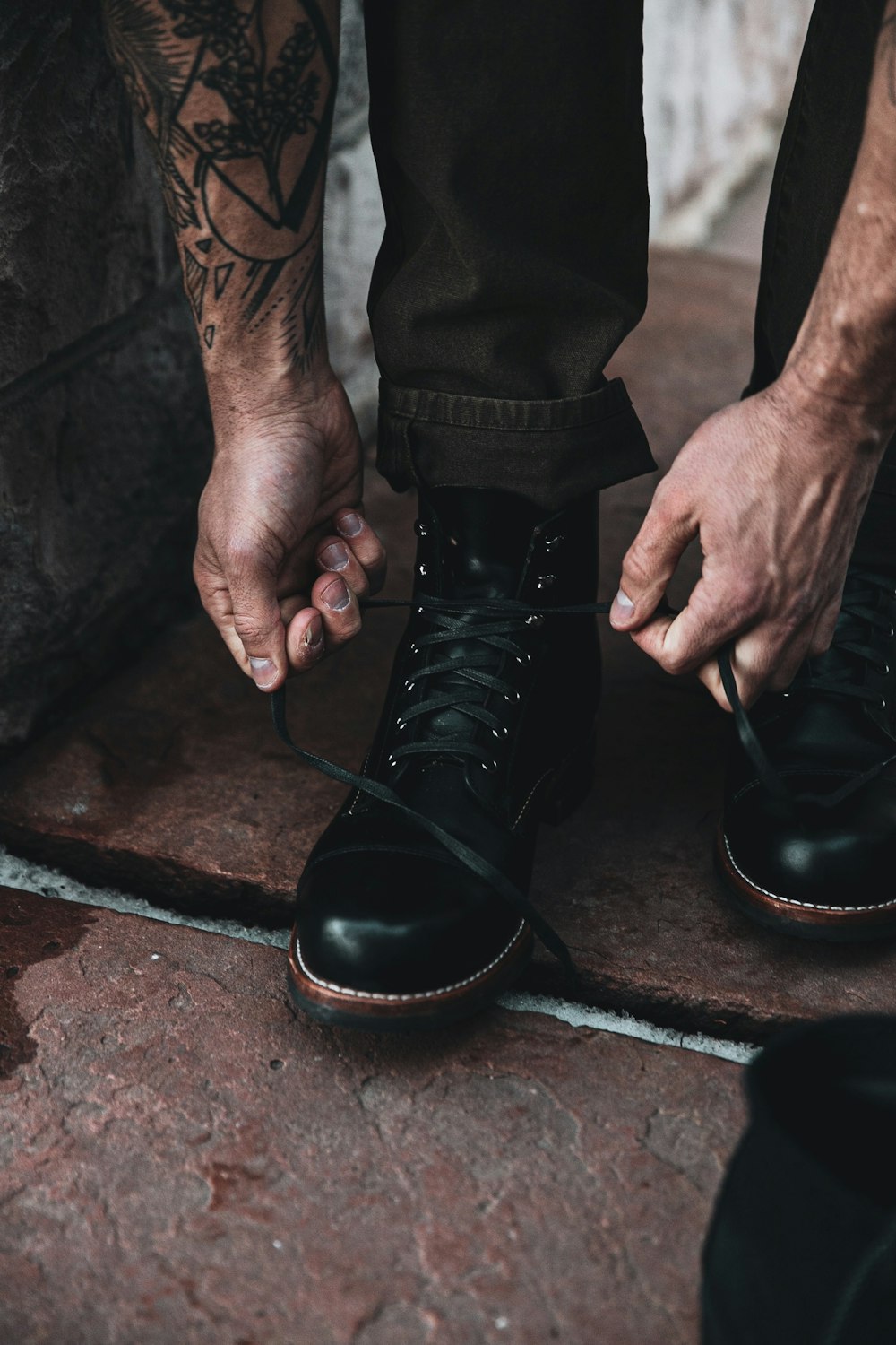 Foto de persona con zapatos grises – Imagen gratuita Ropa en Unsplash