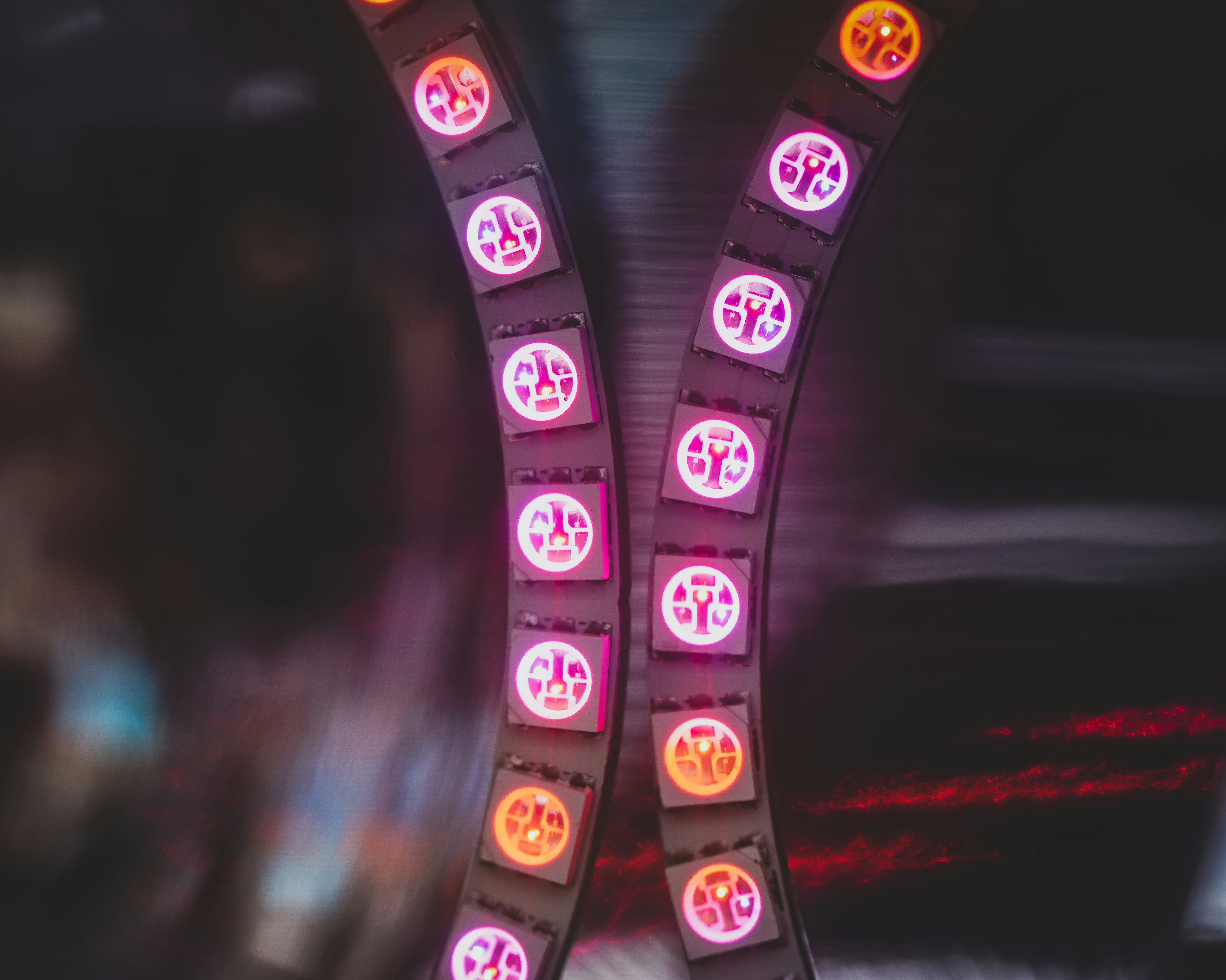 Luces neón de una tragamonedas durante una sesión nocturna