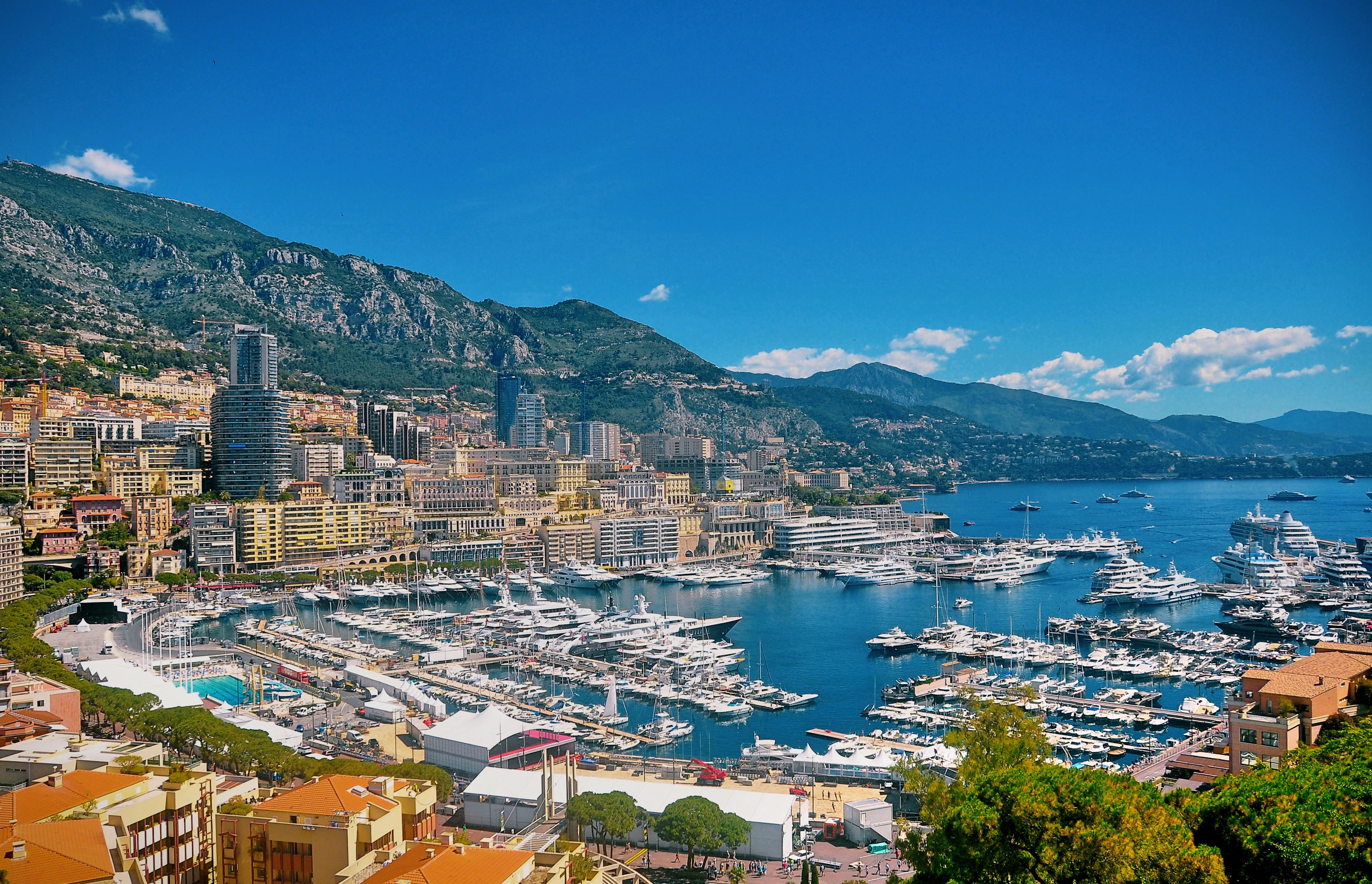 Vista panoramica di Montecarlo con Port Hercule e gli yacht ormeggiati