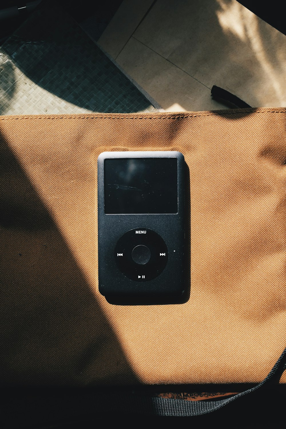 iPod Nano negro sobre textil naranja