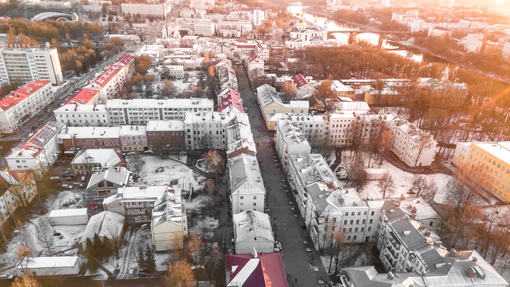 vista aérea dos edifícios da cidade durante o dia