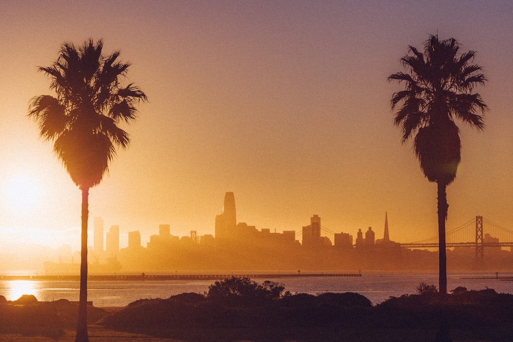 Silhouette der Skyline der Stadt bei Sonnenuntergang