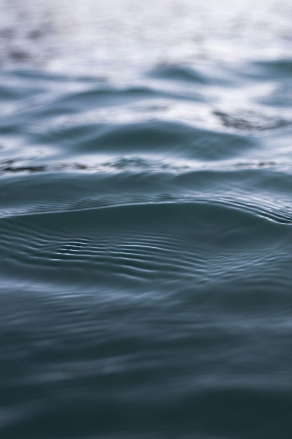 photo en gros plan de l’eau bleue