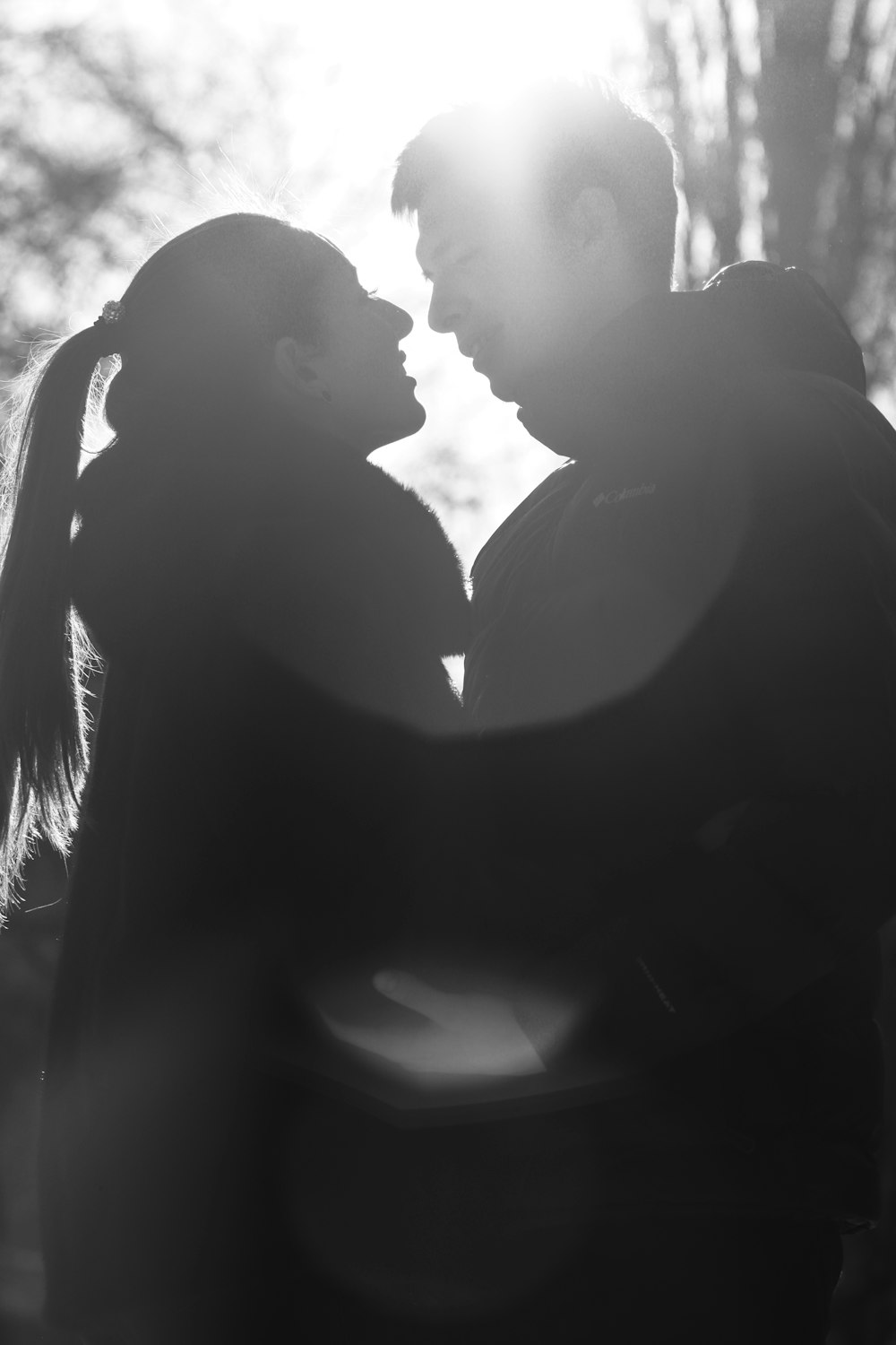 日中キスするカップルのシルエットの写真 Unsplashで見つけるグレーの無料写真