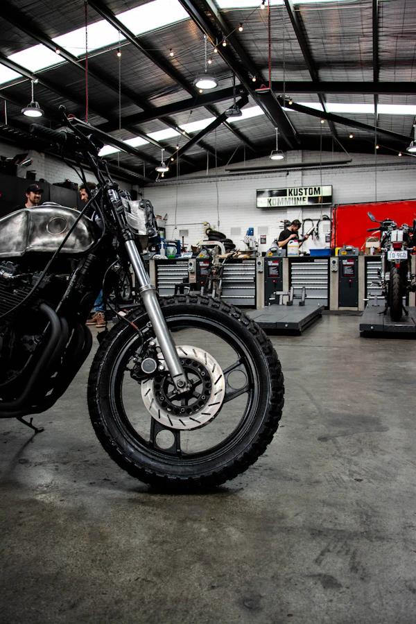 Une moto exposée dans la lumière
