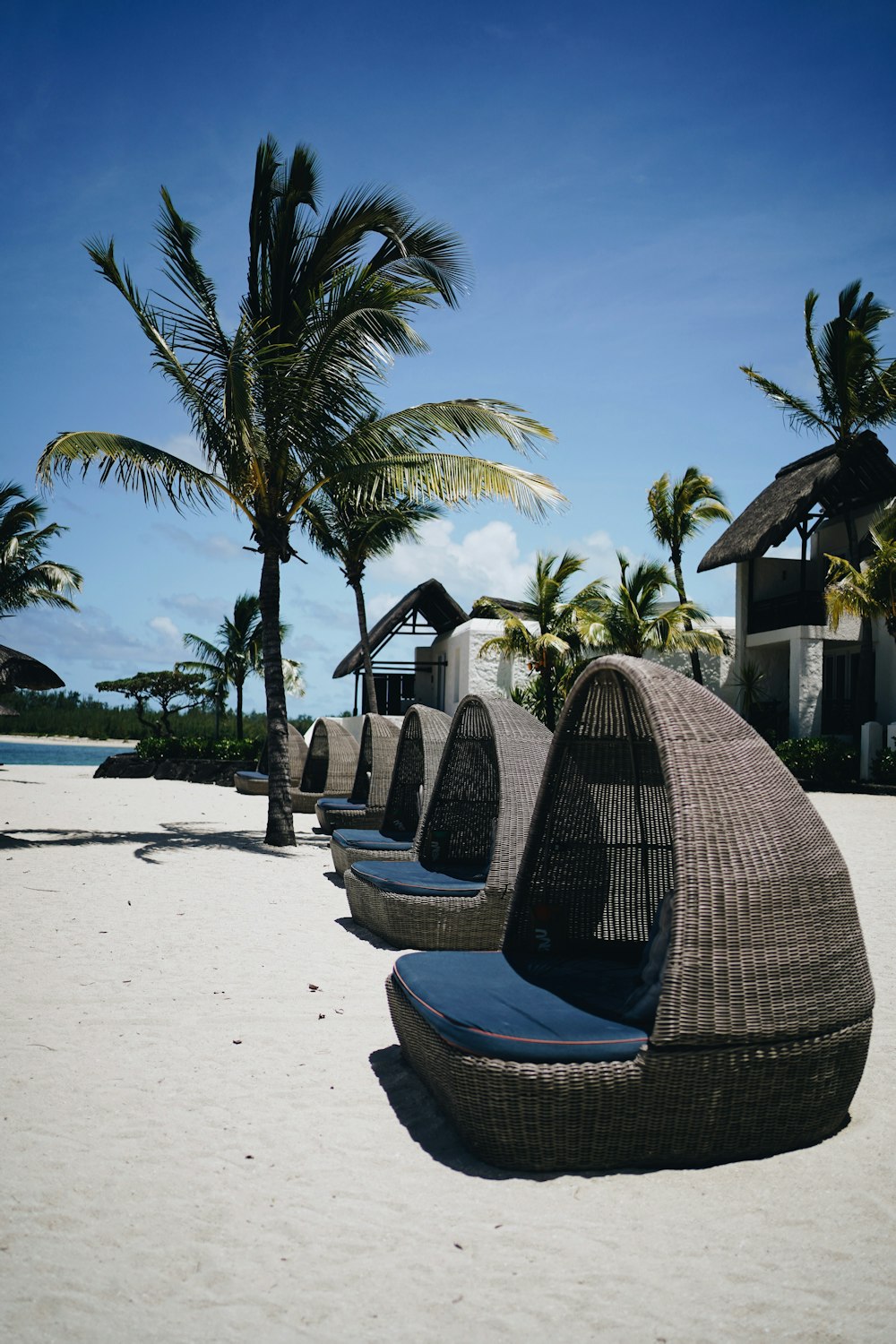 chaise en osier marron sur la plage pendant la journée