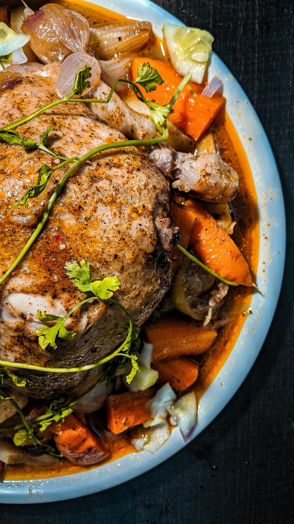 comida cozida na tigela de cerâmica branca