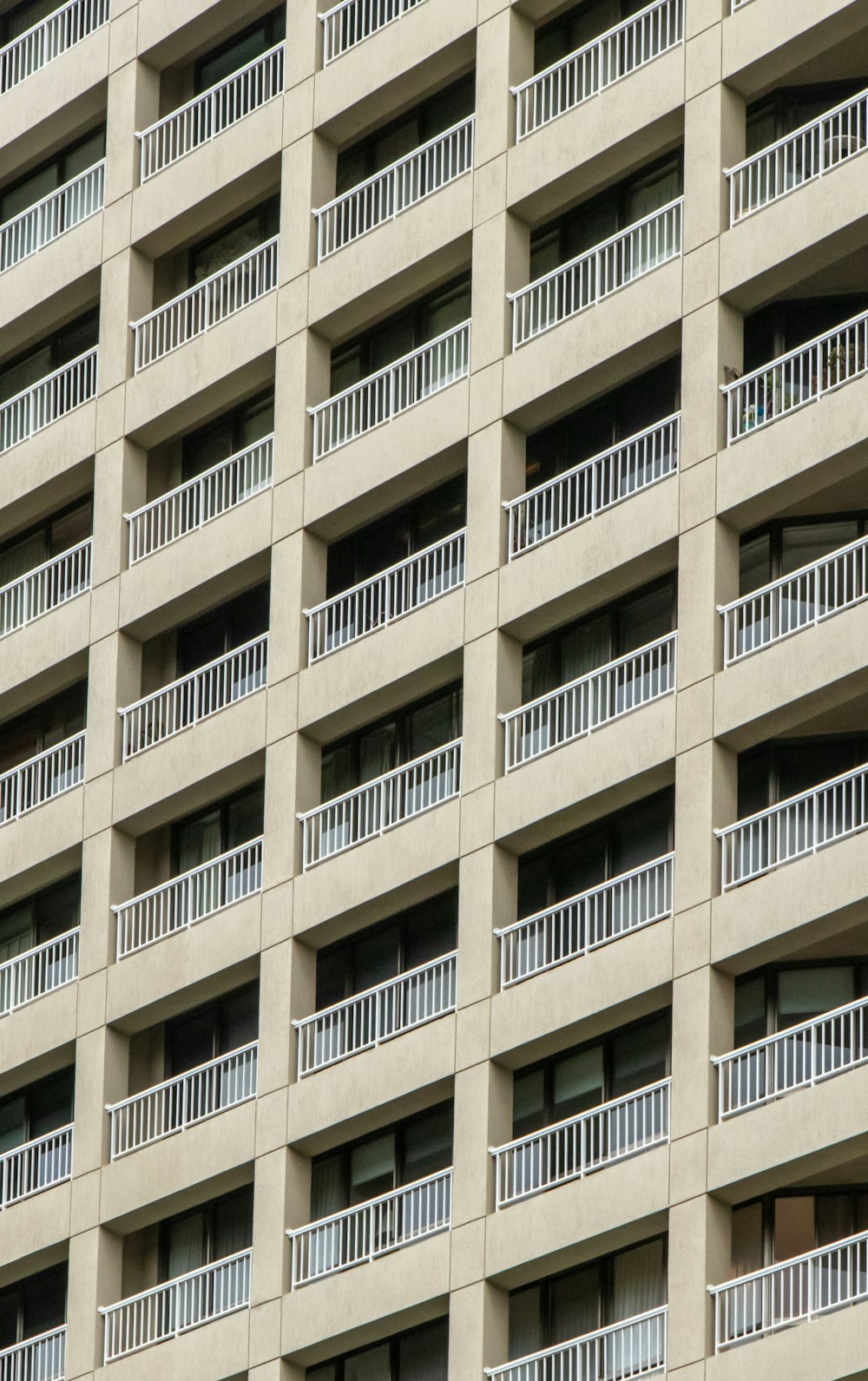 edificio in cemento bianco durante il giorno