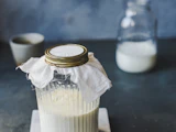 Bocal en verre rempli de lait fermenté