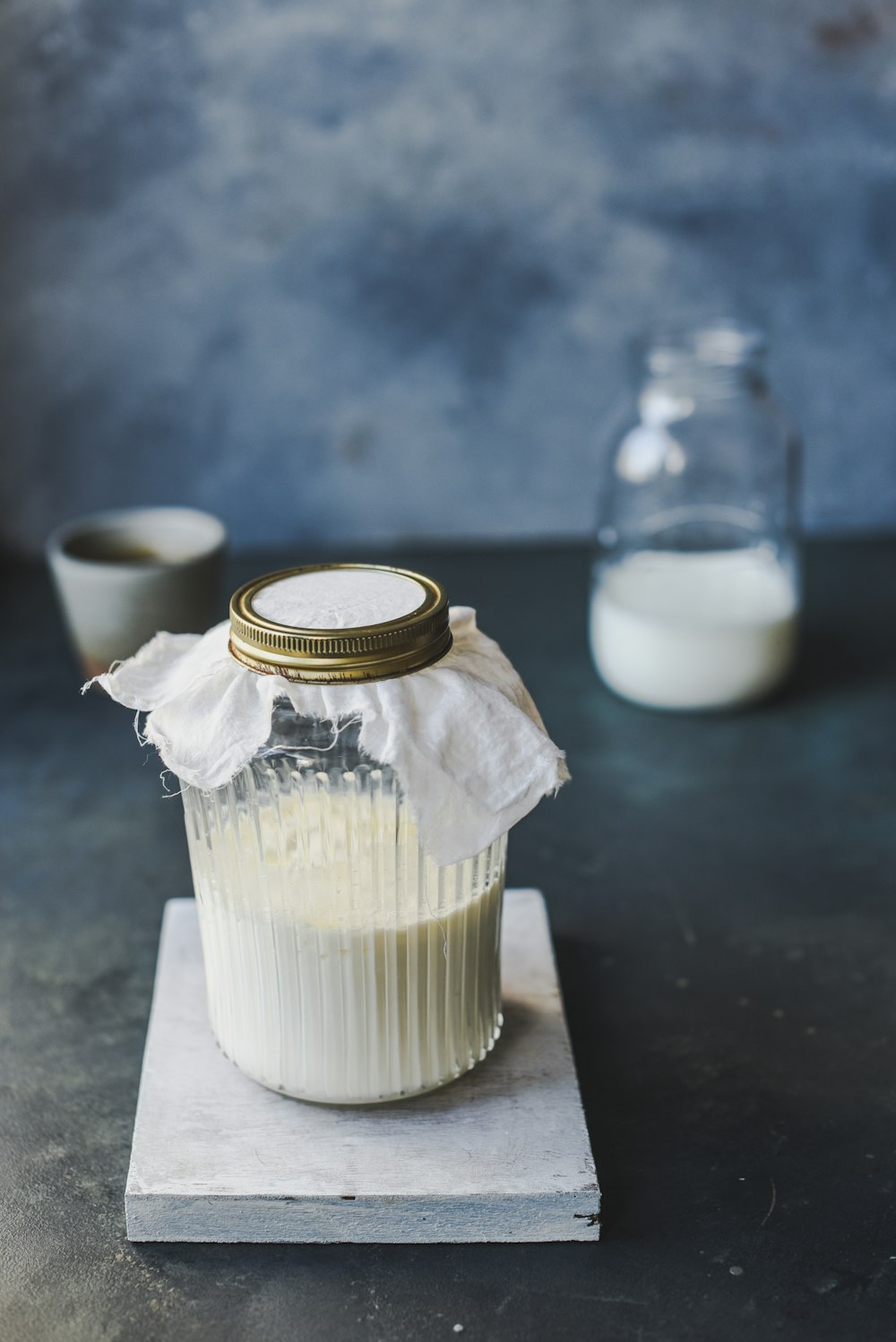 bocal en verre transparent avec liquide blanc