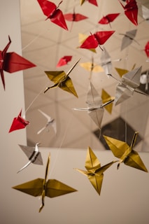 origami di gru bianche, gialle e rosse 