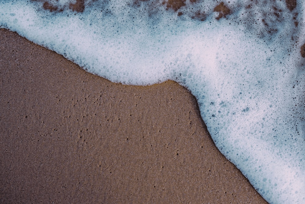 white and blue water splash