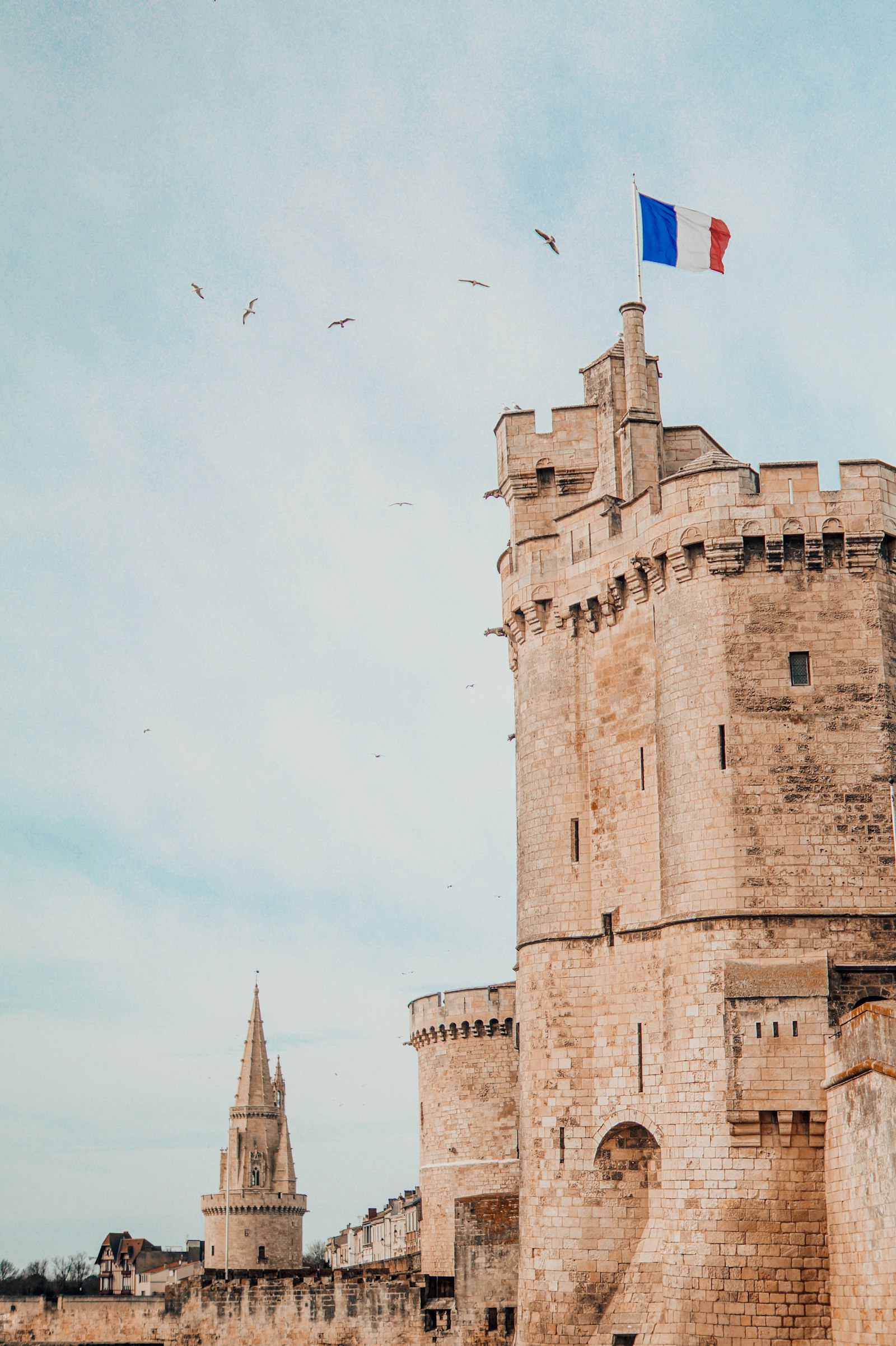 Tour de la Lanterne à La Rochelle avec oiseaux en vol