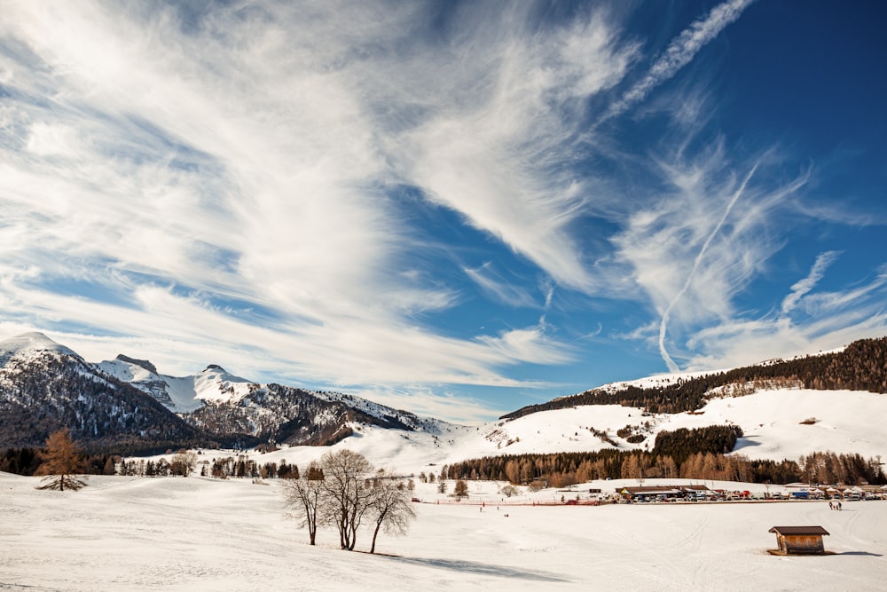 montanha coberta de neve sob o céu azul durante o dia