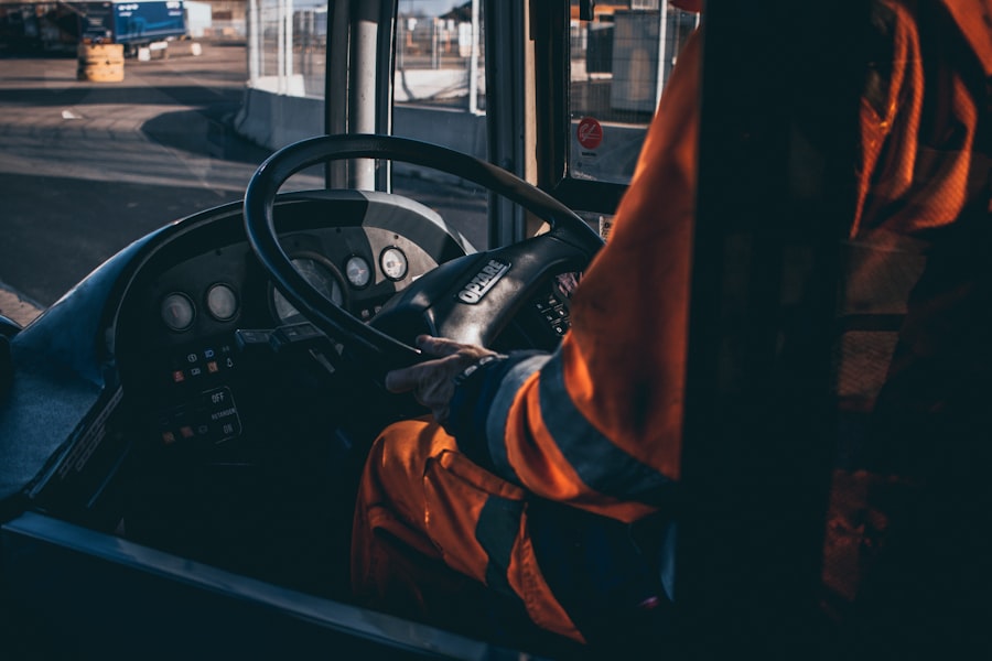 Conductor con chaleco en cabina — estadía/detention en espera
