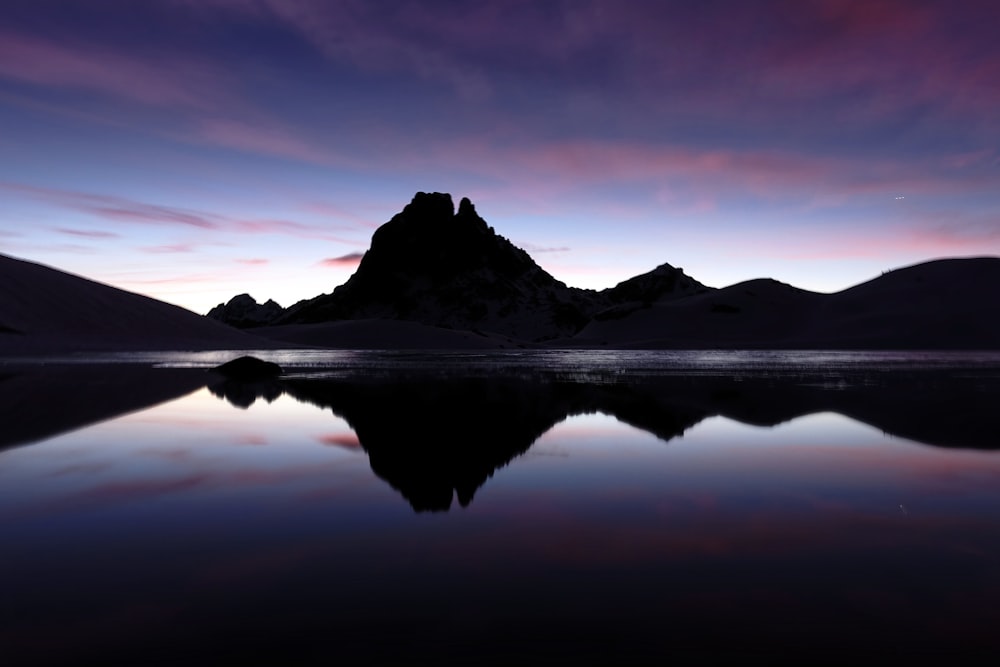 Cuerpo de agua cerca de la montaña durante el día