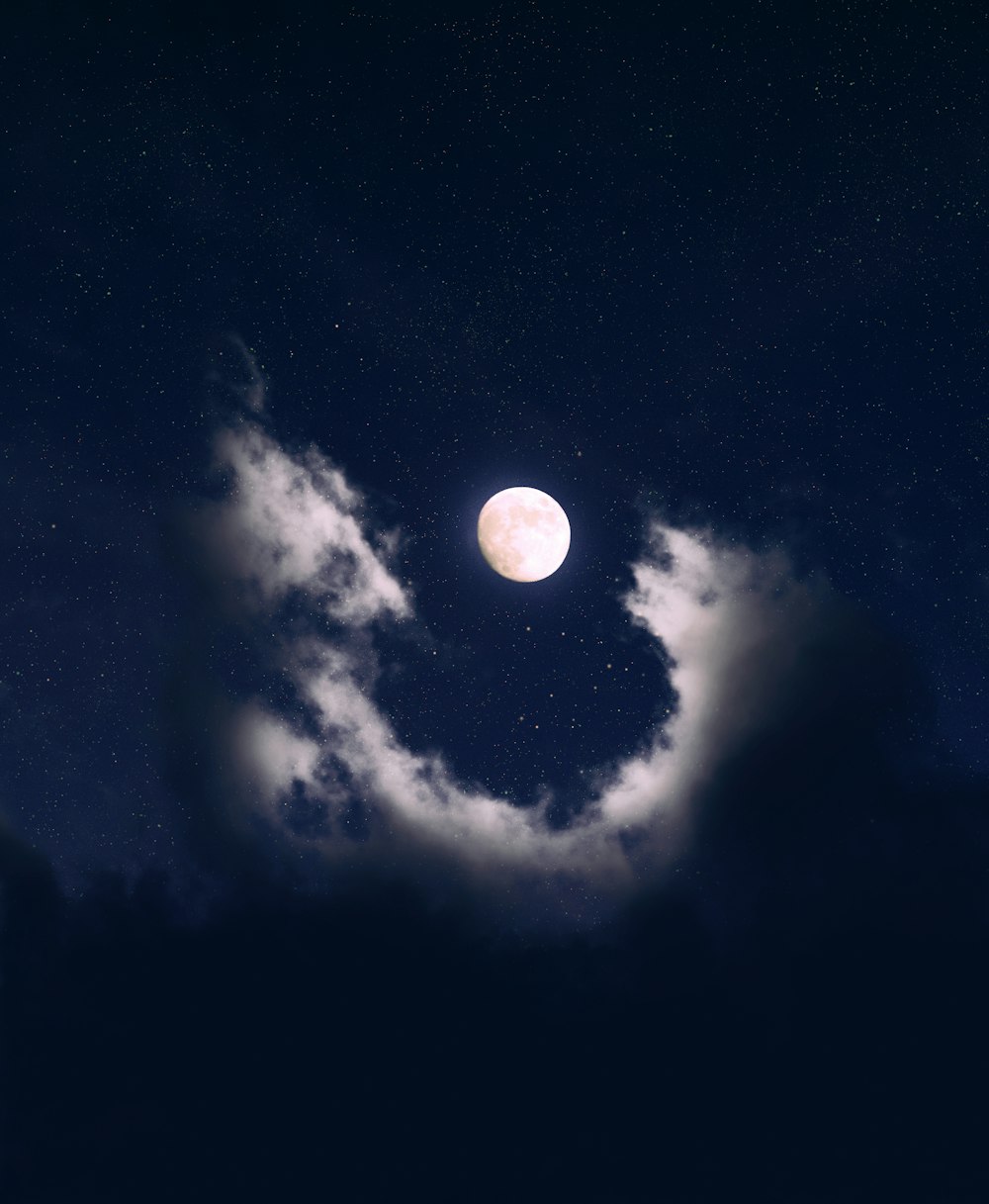 구름으로 덮인 보름달