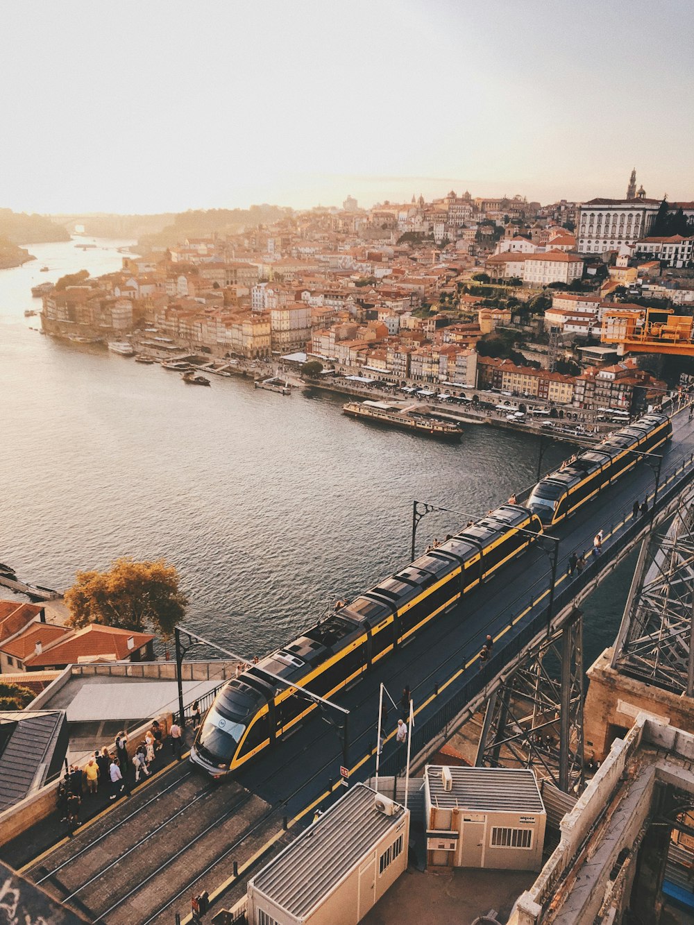 Vista aérea de los edificios de la ciudad cerca del cuerpo de agua durante el día