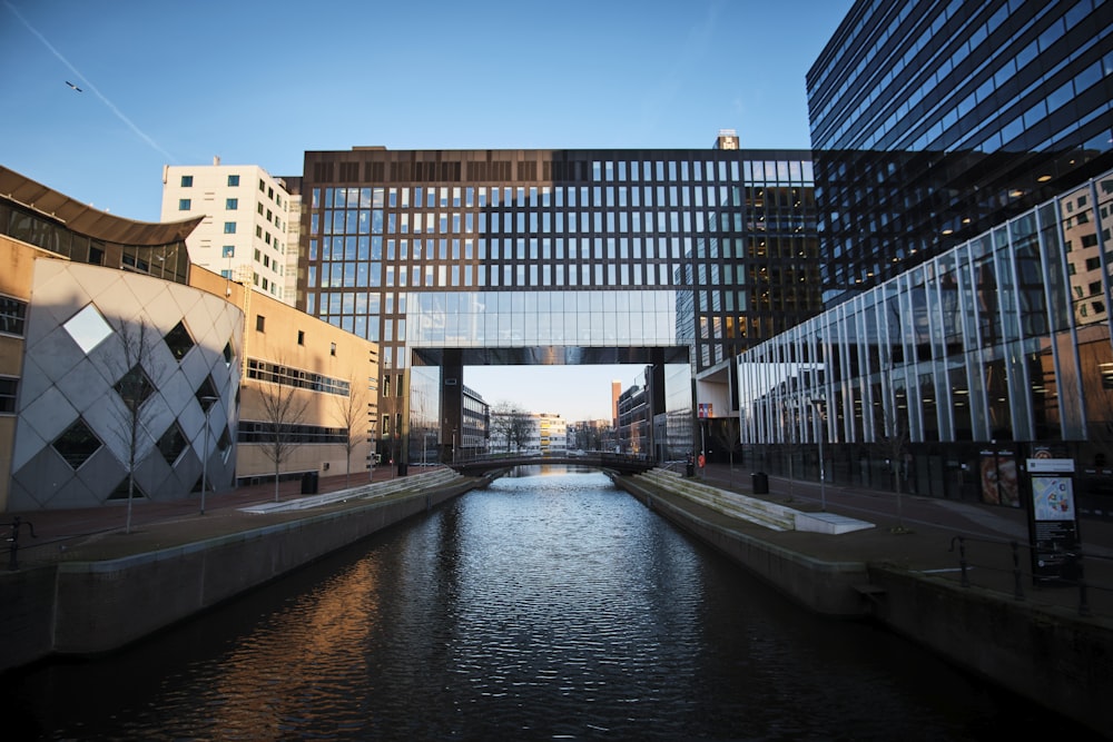 Bâtiment en béton brun et blanc près d’un plan d’eau pendant la journée