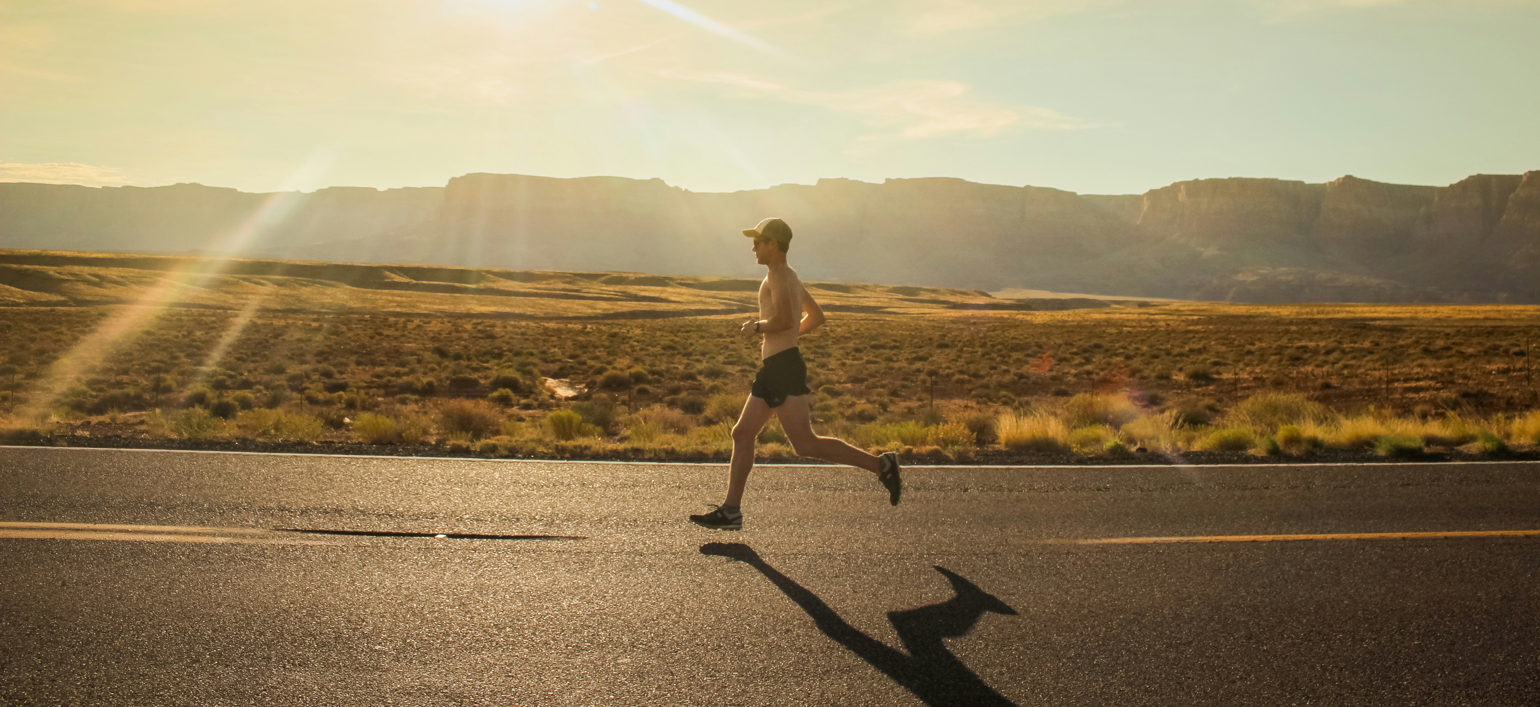 На зображенні - бігун біжить літом на заході сонця 