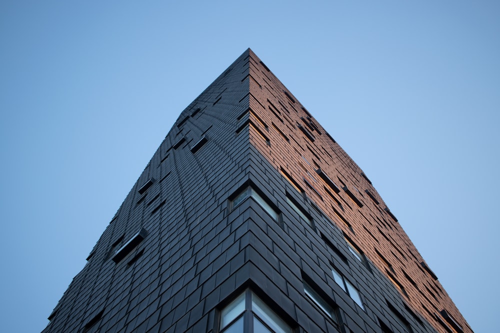 Edificio de ladrillo marrón bajo el cielo azul durante el día