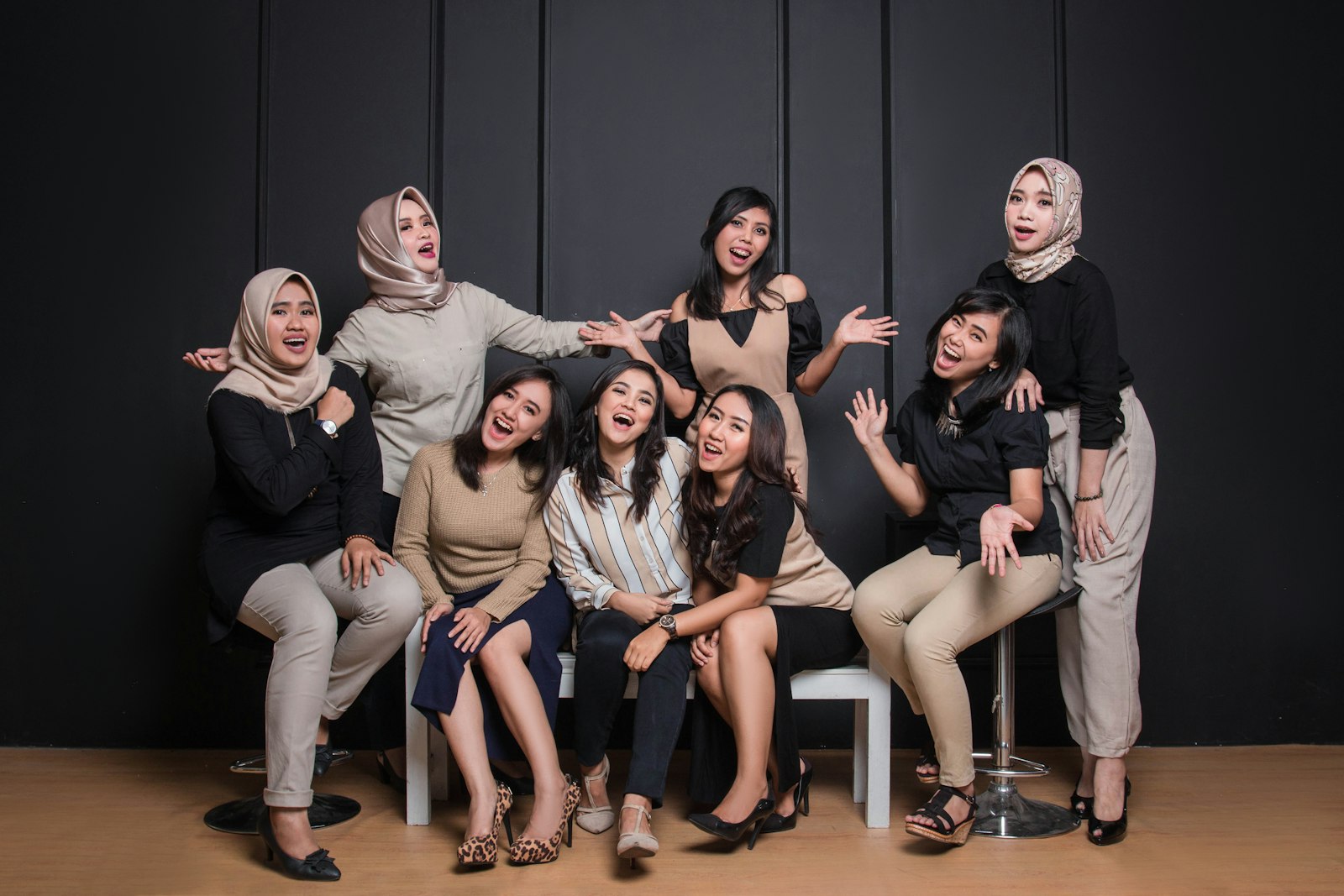 Canon EOS 70D + Canon EF 17-40mm F4L USM sample photo. Group of women sitting photography