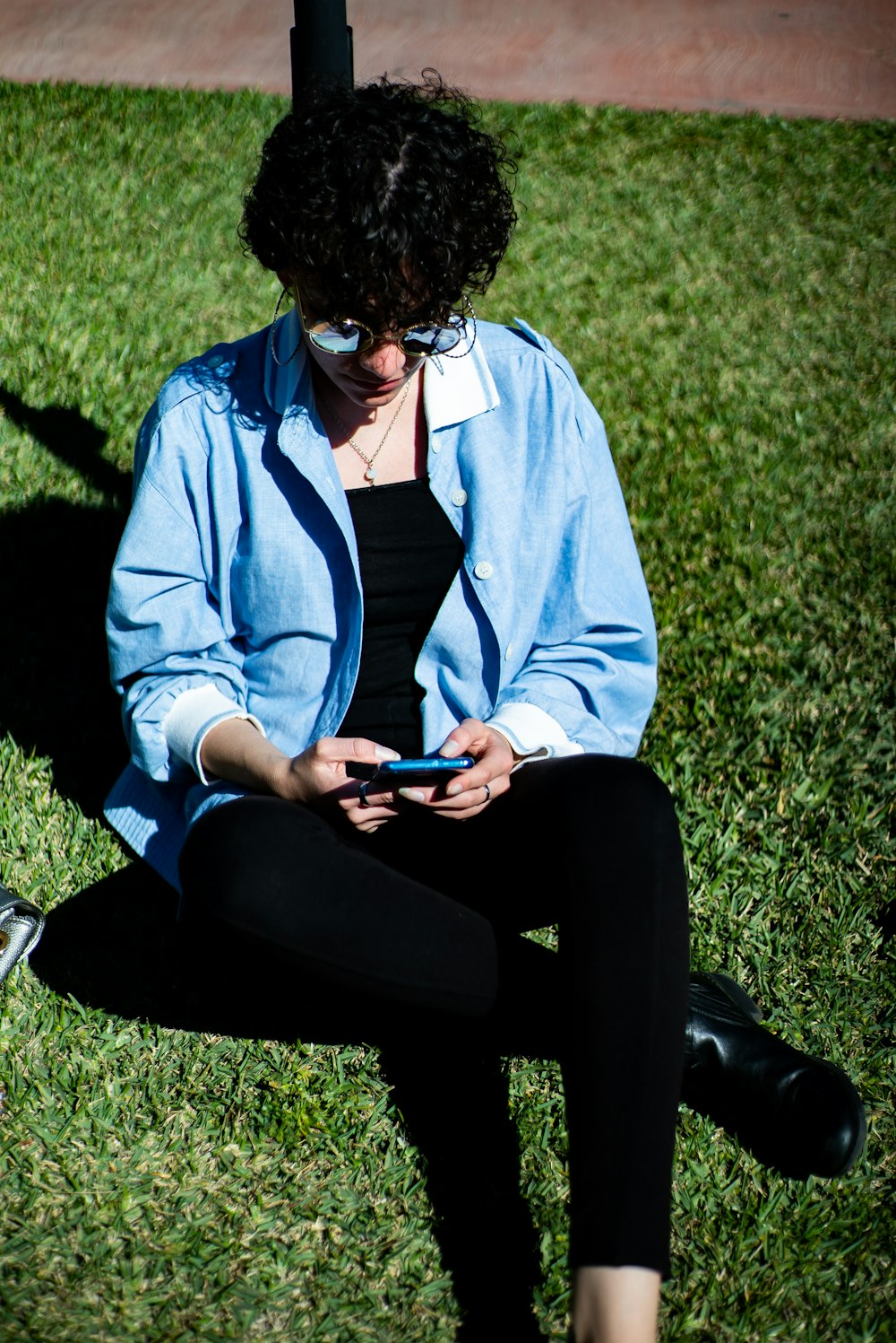 Femme en blazer bleu et pantalon noir assise sur un terrain d'herbe verte  pendant la journée photo – Photo Herbe Gratuite sur Unsplash