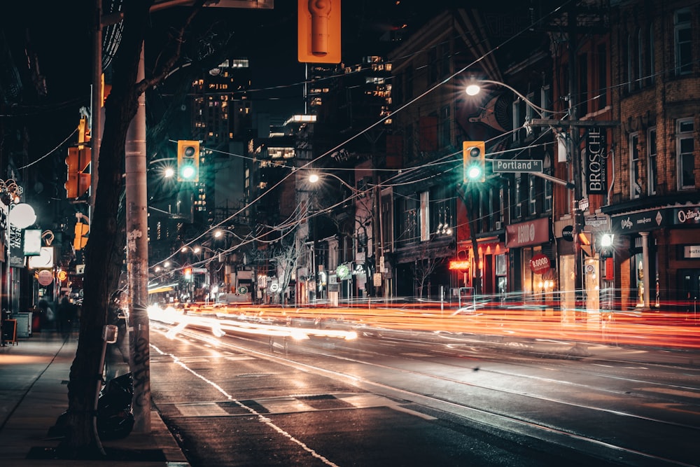 Voitures sur la route pendant la nuit