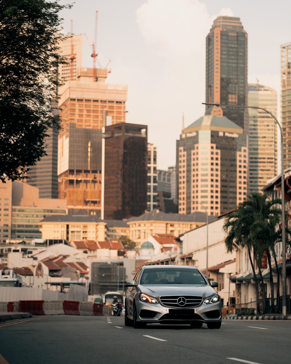 Coches aparcados en aparcamientos cerca de edificios de gran altura durante el día