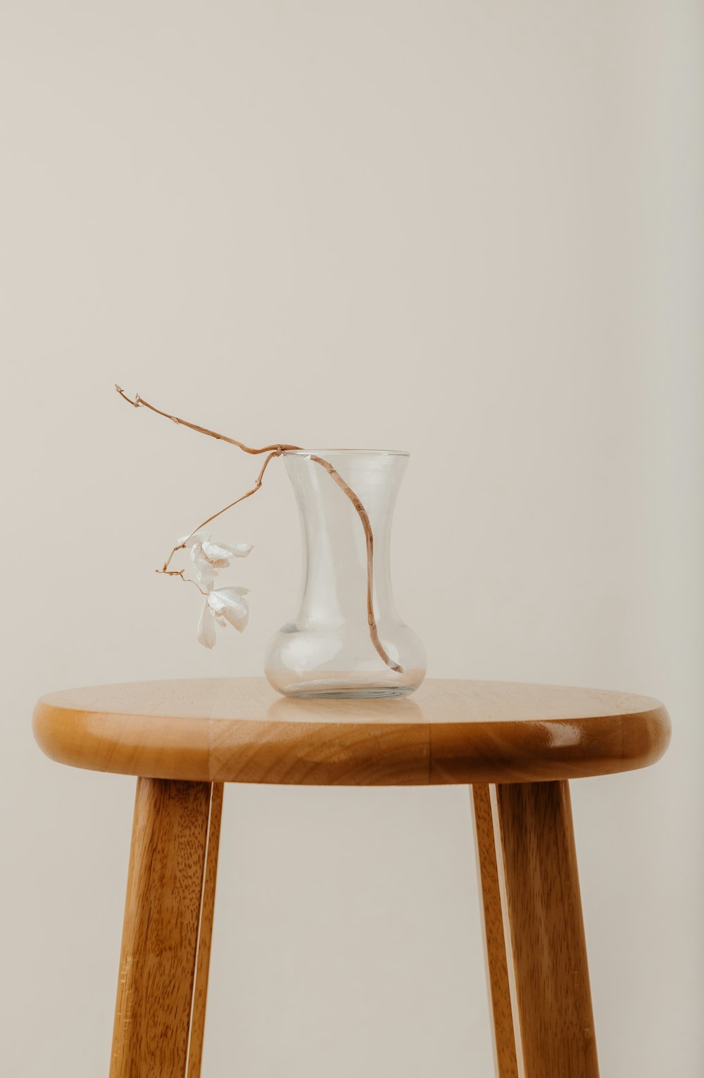 Vase aus klarem Glas auf braunem Holztisch