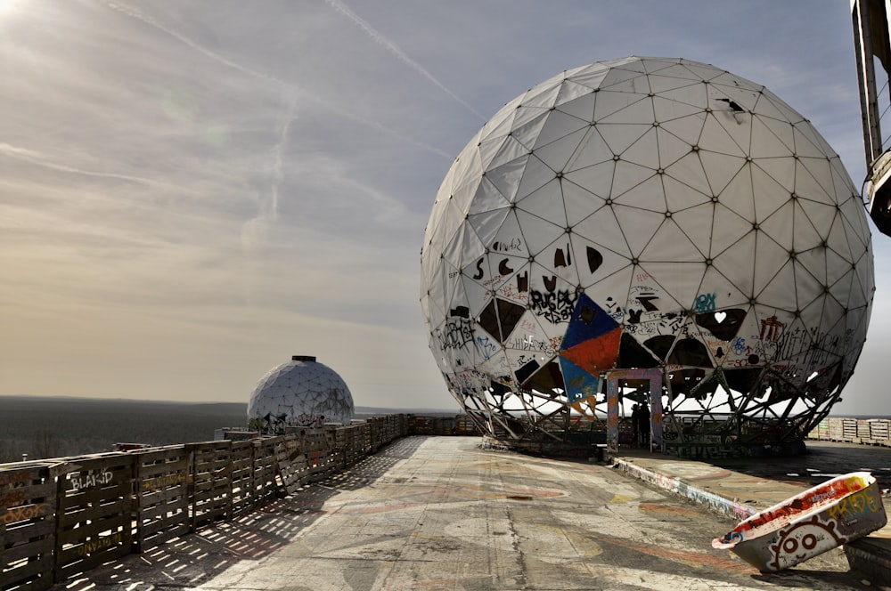 Edificio de globos blancos y grises