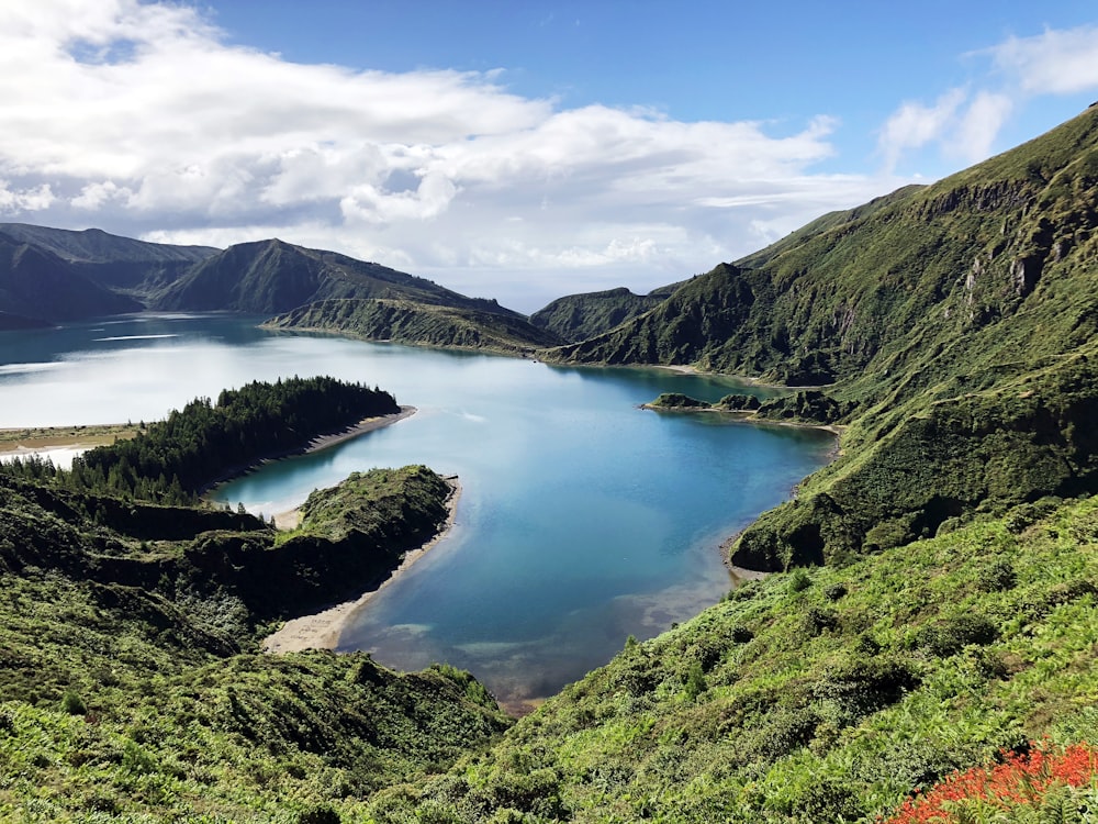 lac au milieu des montagnes pendant la journée