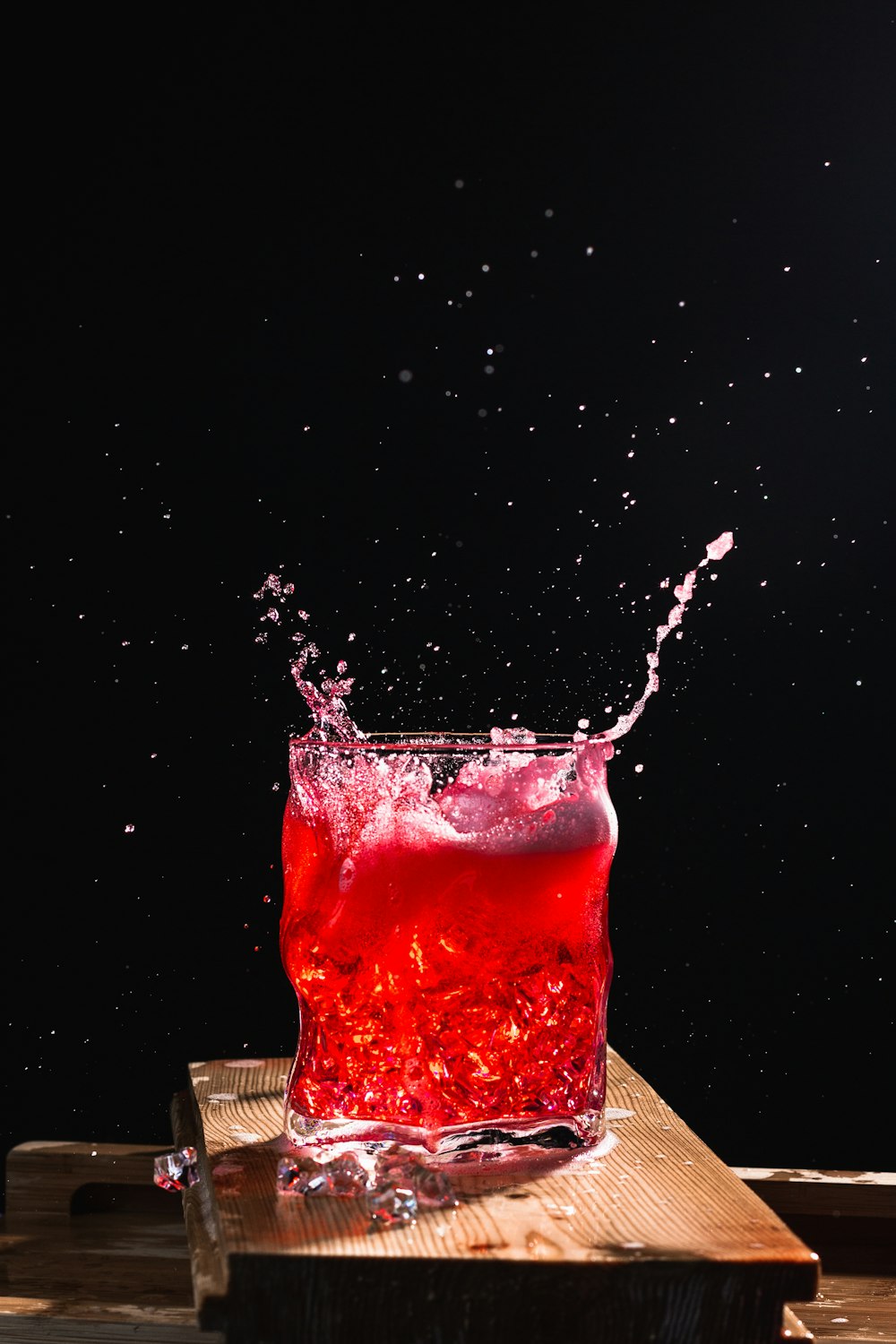 rote Flüssigkeit im klaren Trinkglas