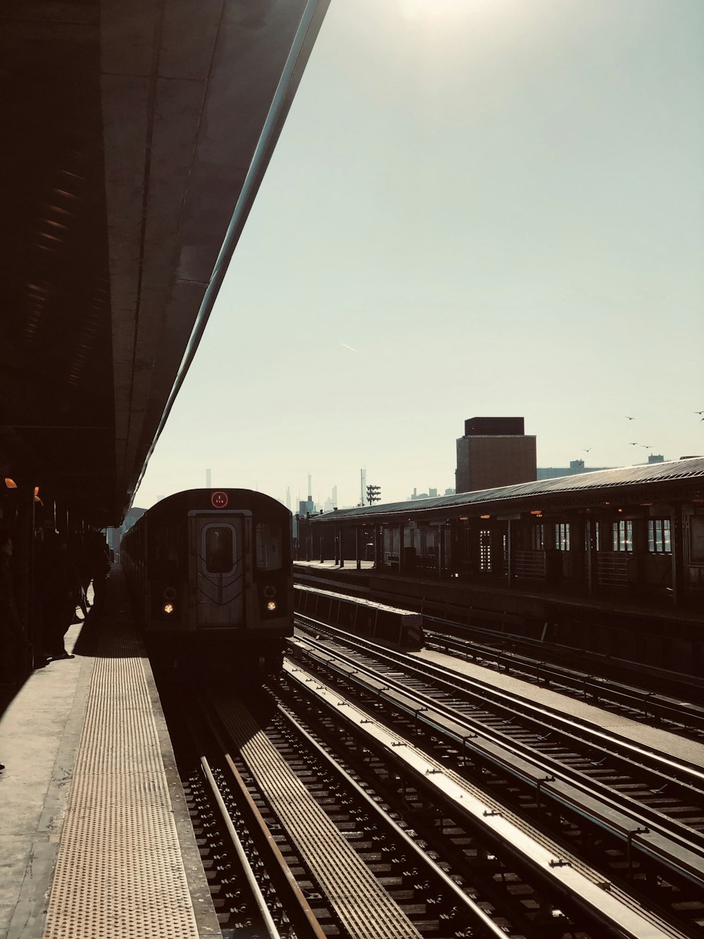 Tren rojo en la vía férrea durante el día