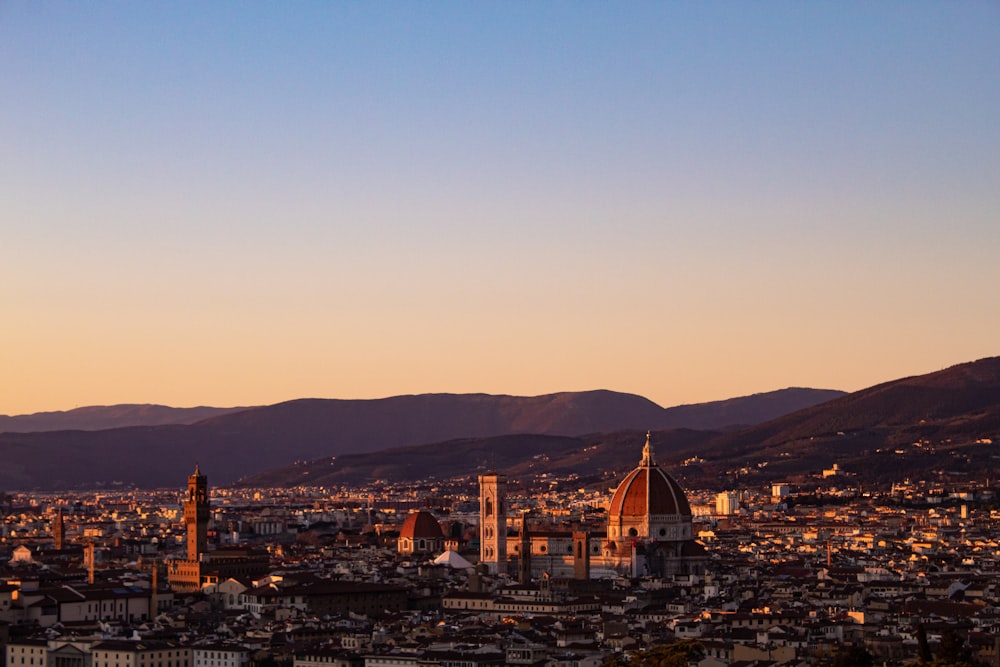 ciudad con edificios de gran altura bajo el cielo azul durante el día