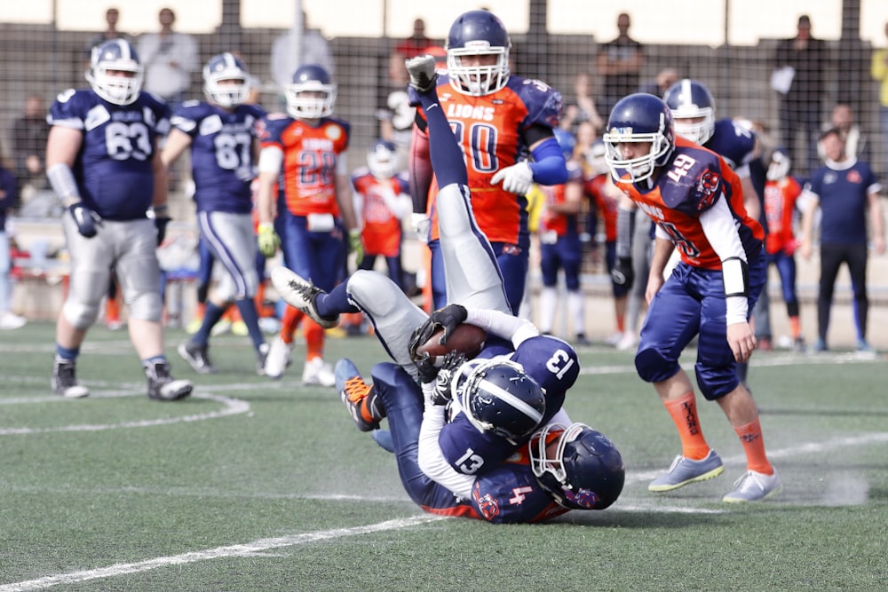 Joueurs de football sur un terrain vert pendant la journée