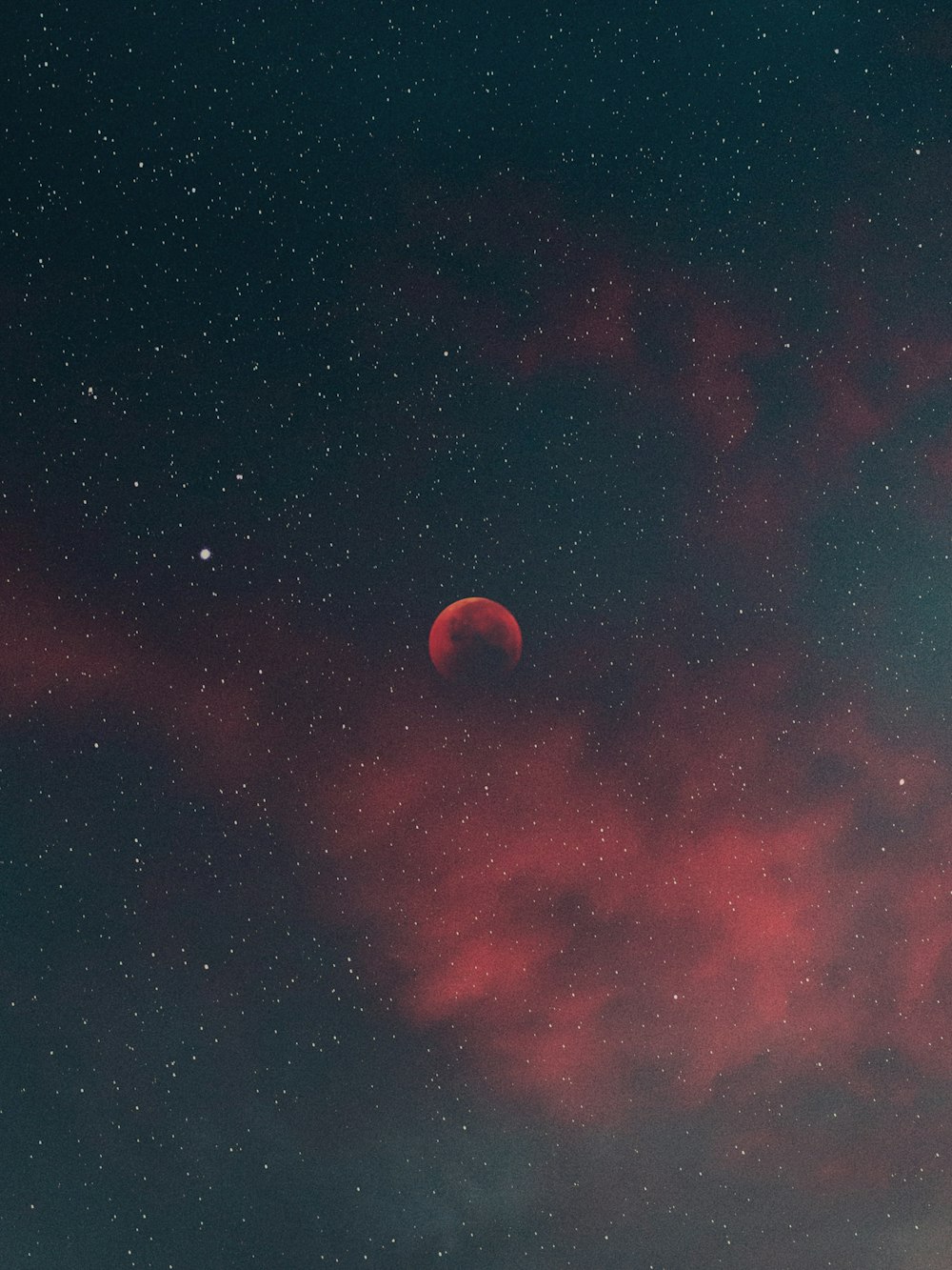 lune rouge dans le ciel