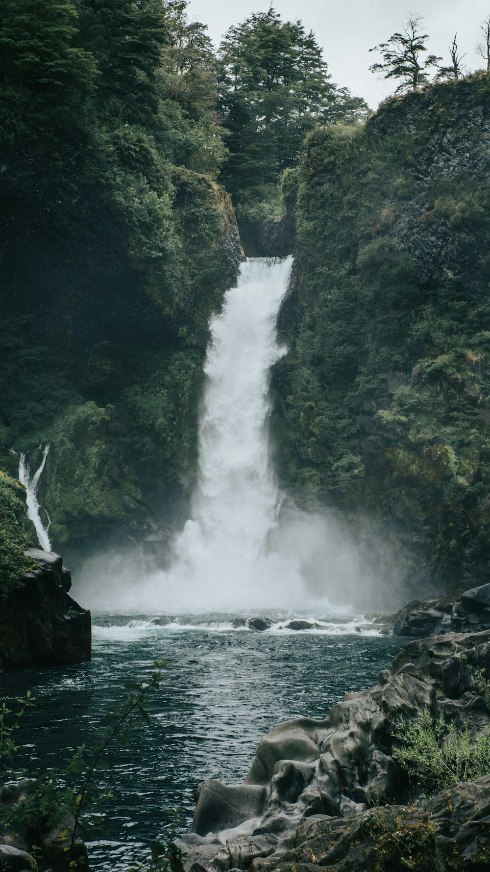 Cascadas en la costa rocosa durante el día