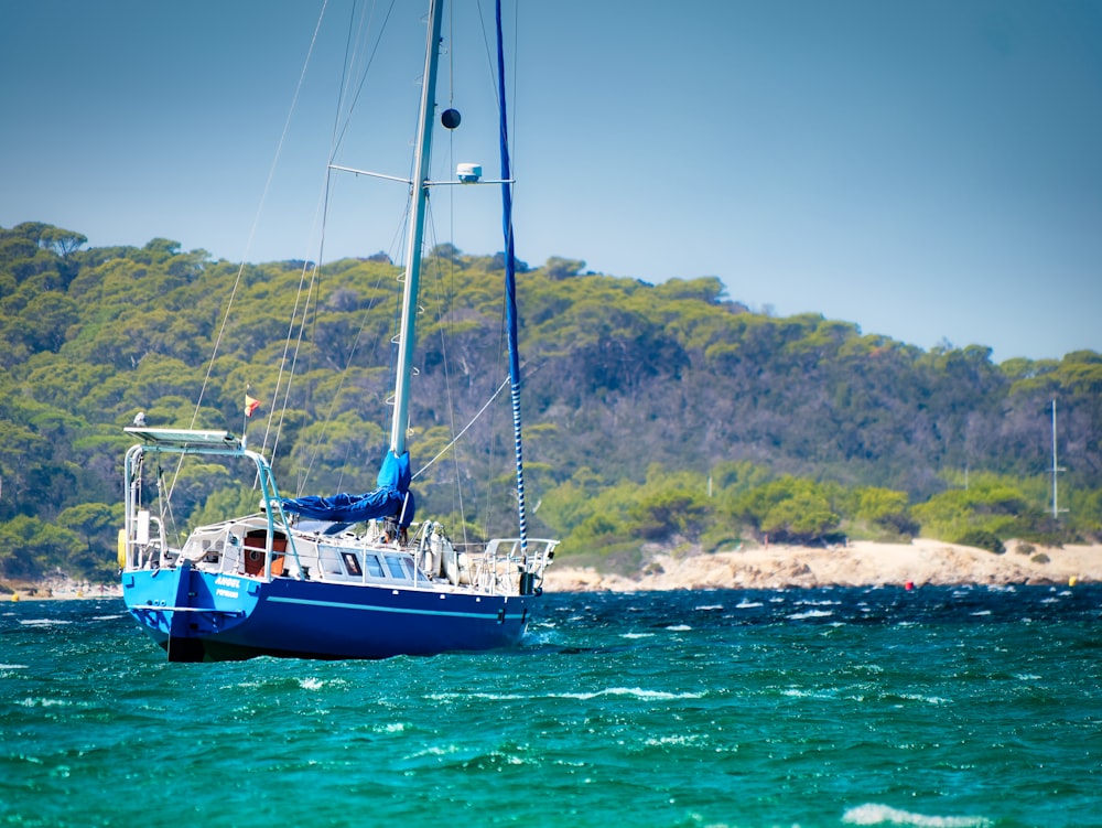 weißes Segelboot auf See tagsüber