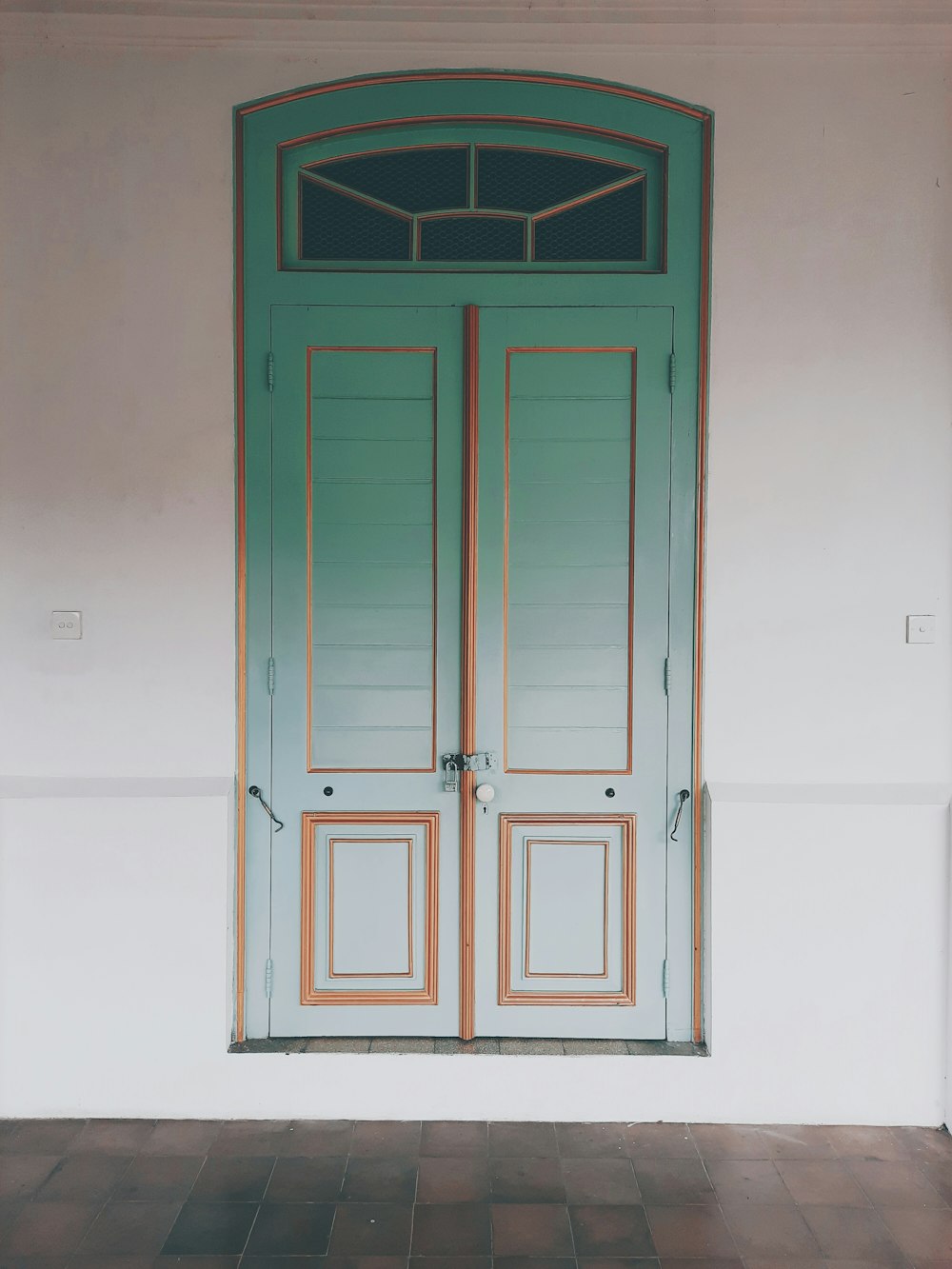 茶色の木製のドアが閉まった部屋