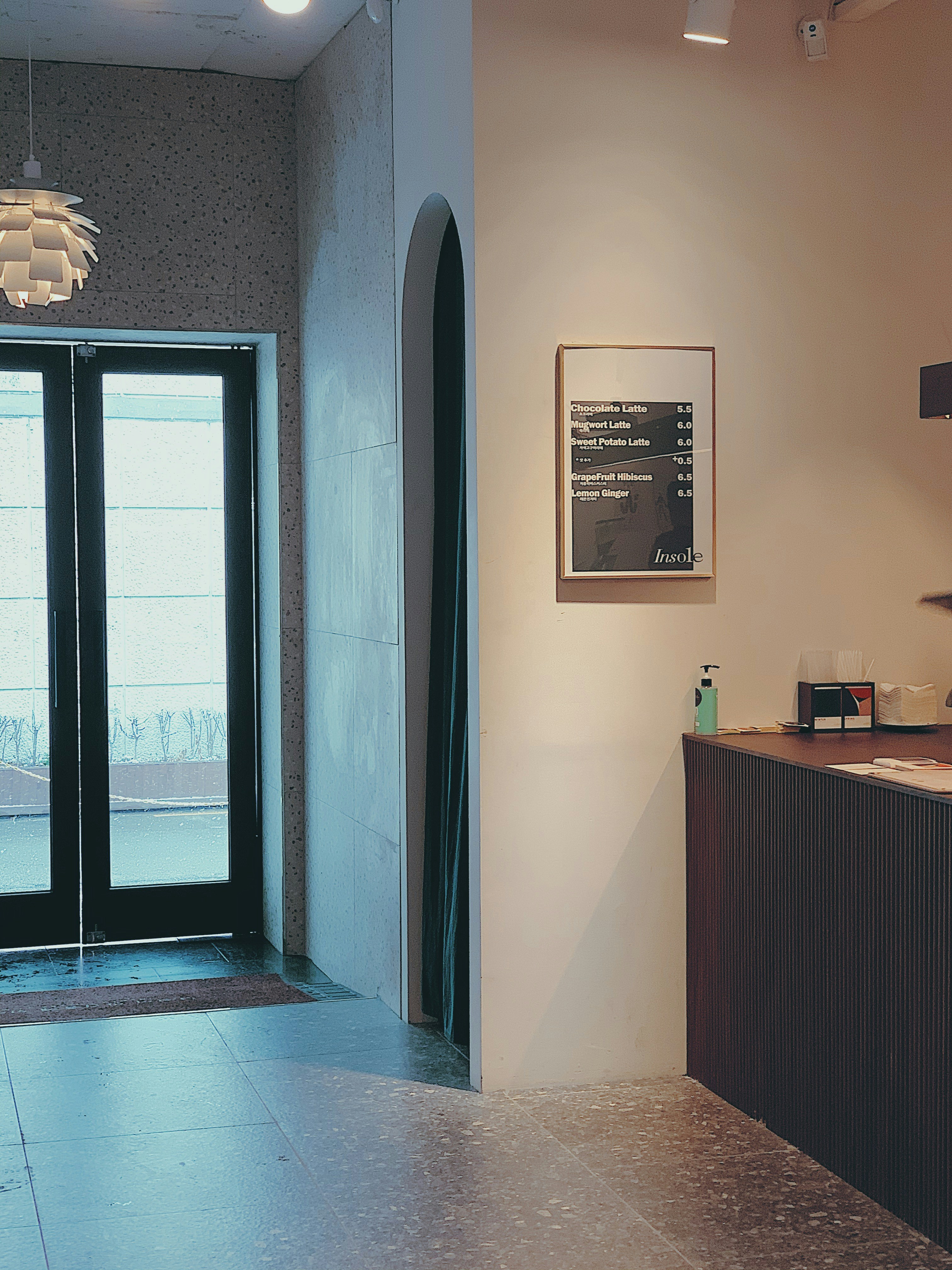 黒いフレームのガラスドアが閉まりました